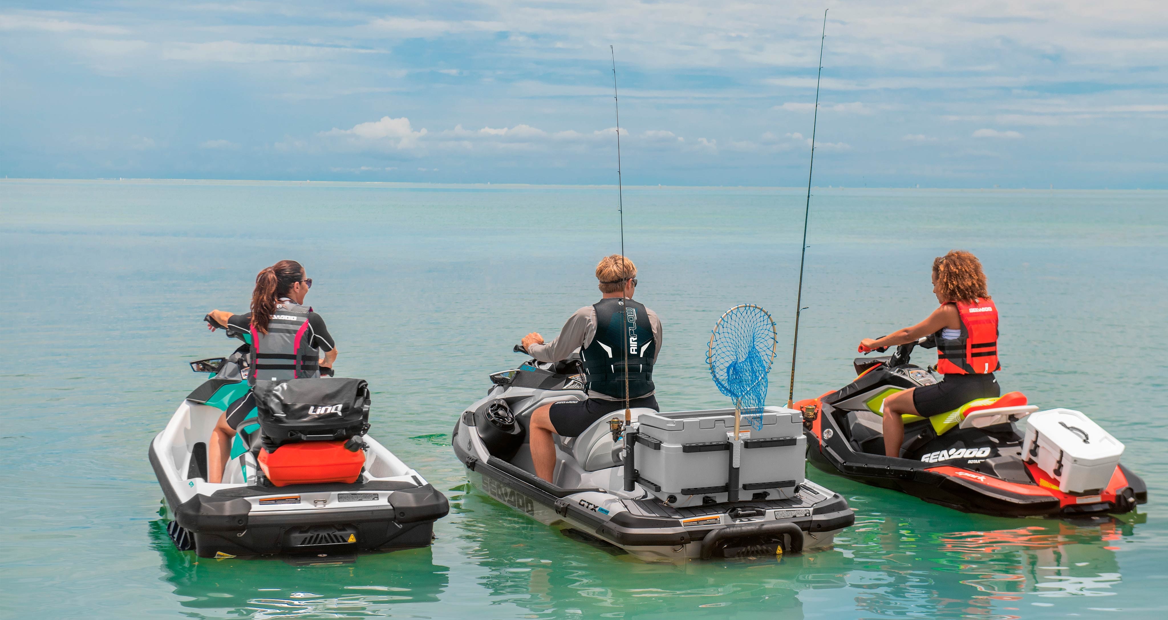  Тројца пријатели со опрема за риболов што се возат на нивното лично пловење Sea-doo