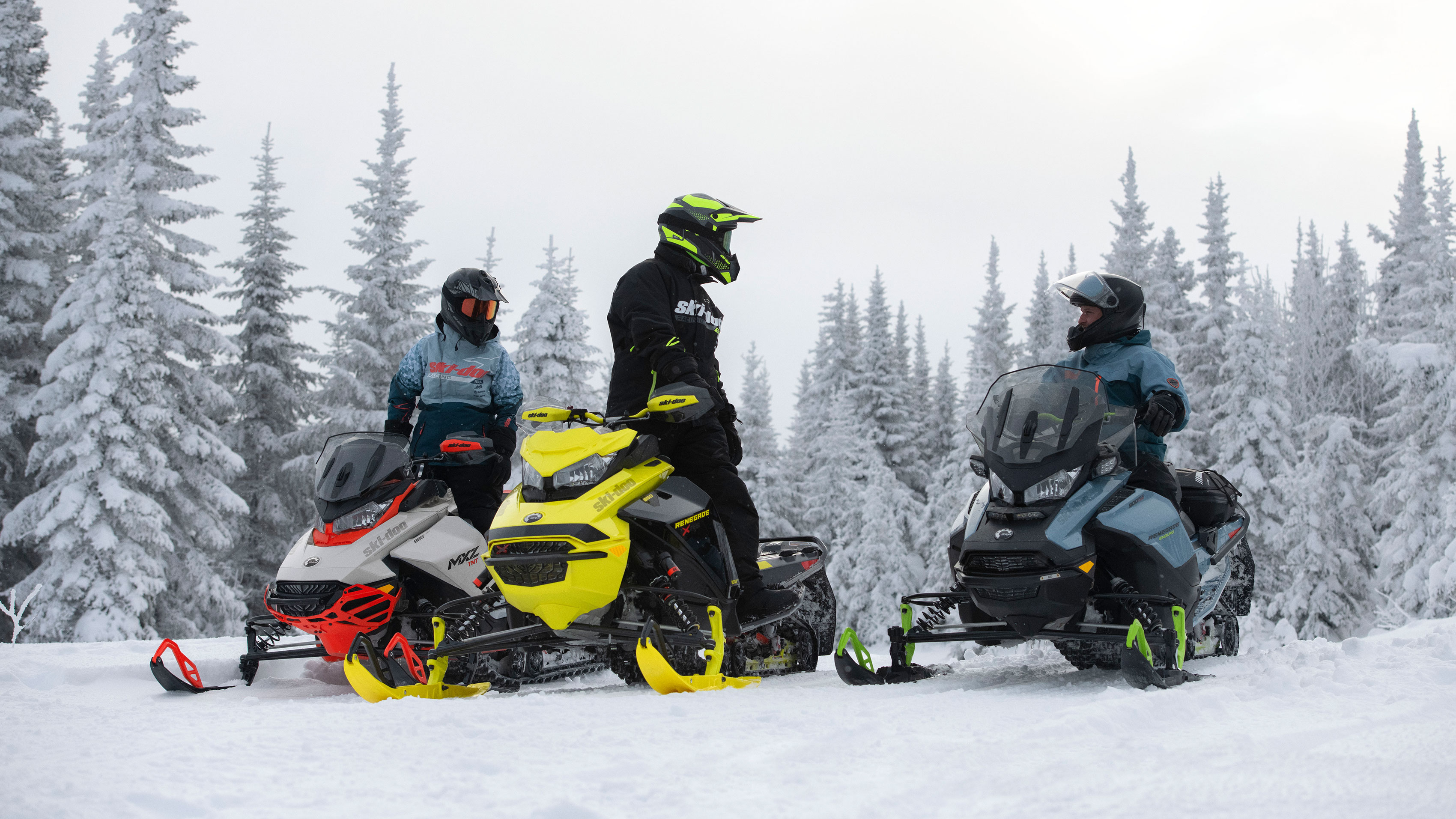 3 sürücü Ski-Doo kar motosikleti sürüşü sırasında konuşuyor