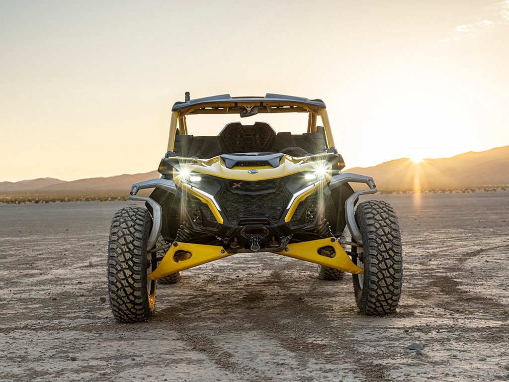 Can-Am Maverick R SxS, parkiran s prižganimi lučmi v puščavi