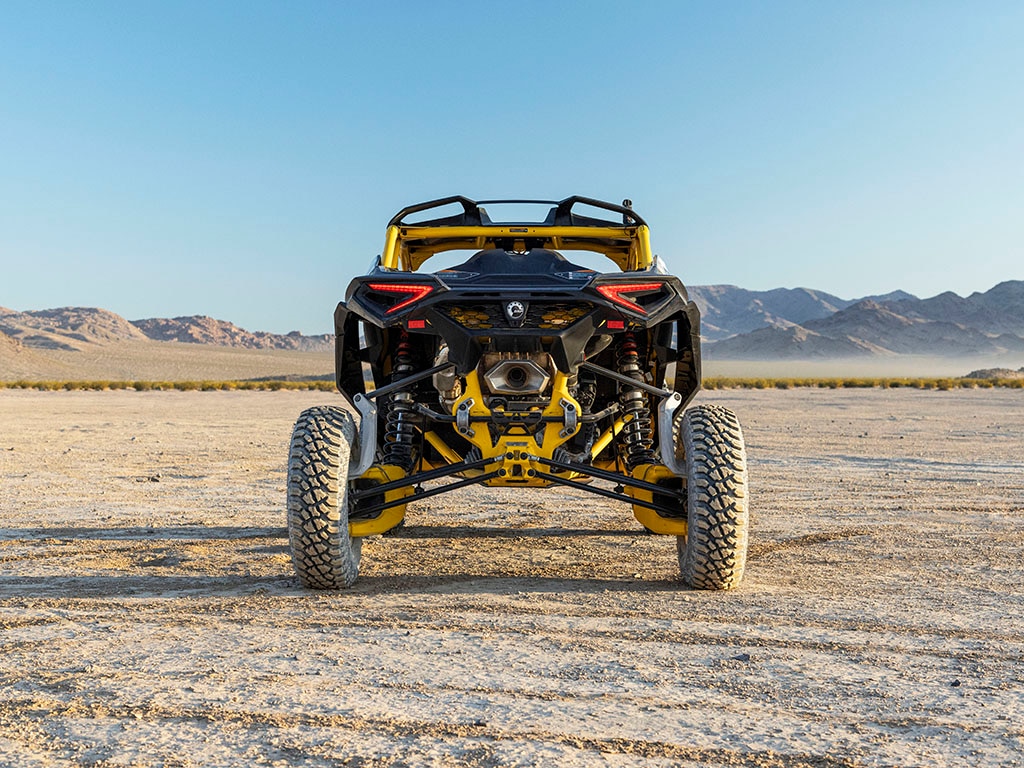 Zbliżenie na tył i amortyzatory Can-Am Maverick R zaparkowanego na pustyni