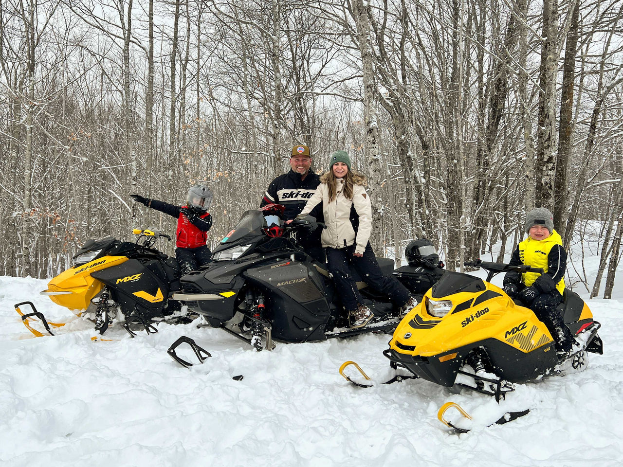 Troy Oleson s jeho rodinou na Ski-Doo skútroch
