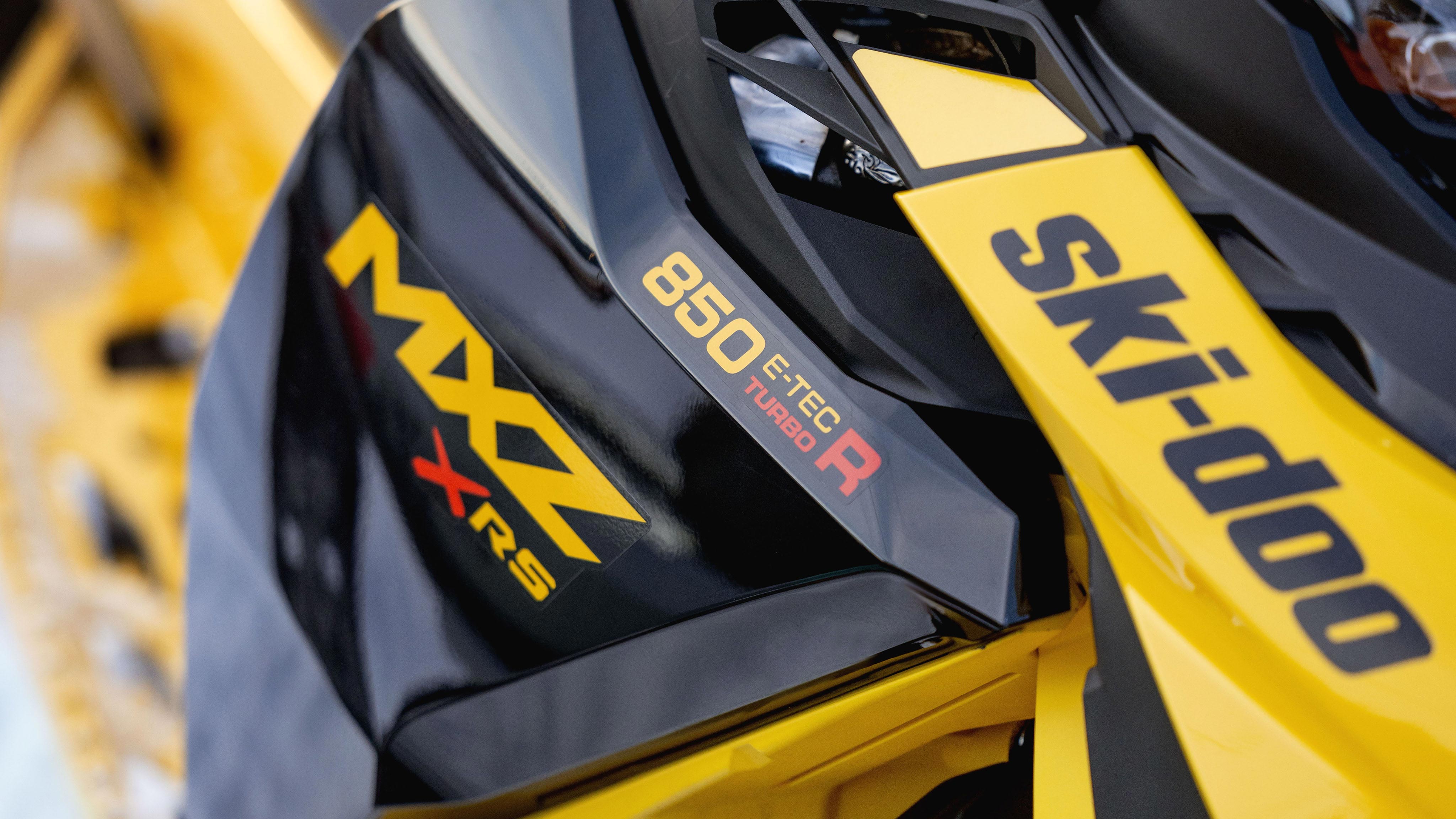 Záber zblízka na MXZ X-RS so súpravou Competition 850 E-TEC Turbo R 