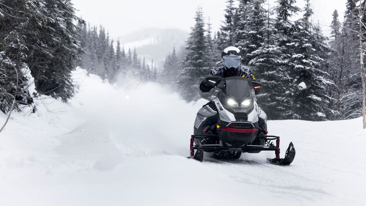Muž ide na plný plyn na Ski-Doo Renegade X-RS