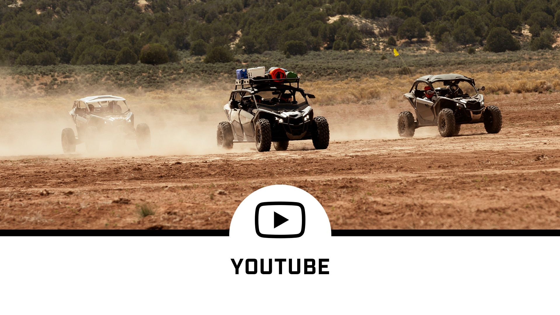 Tri Can-Am vozidla v prašnom teréne a YouTube logo