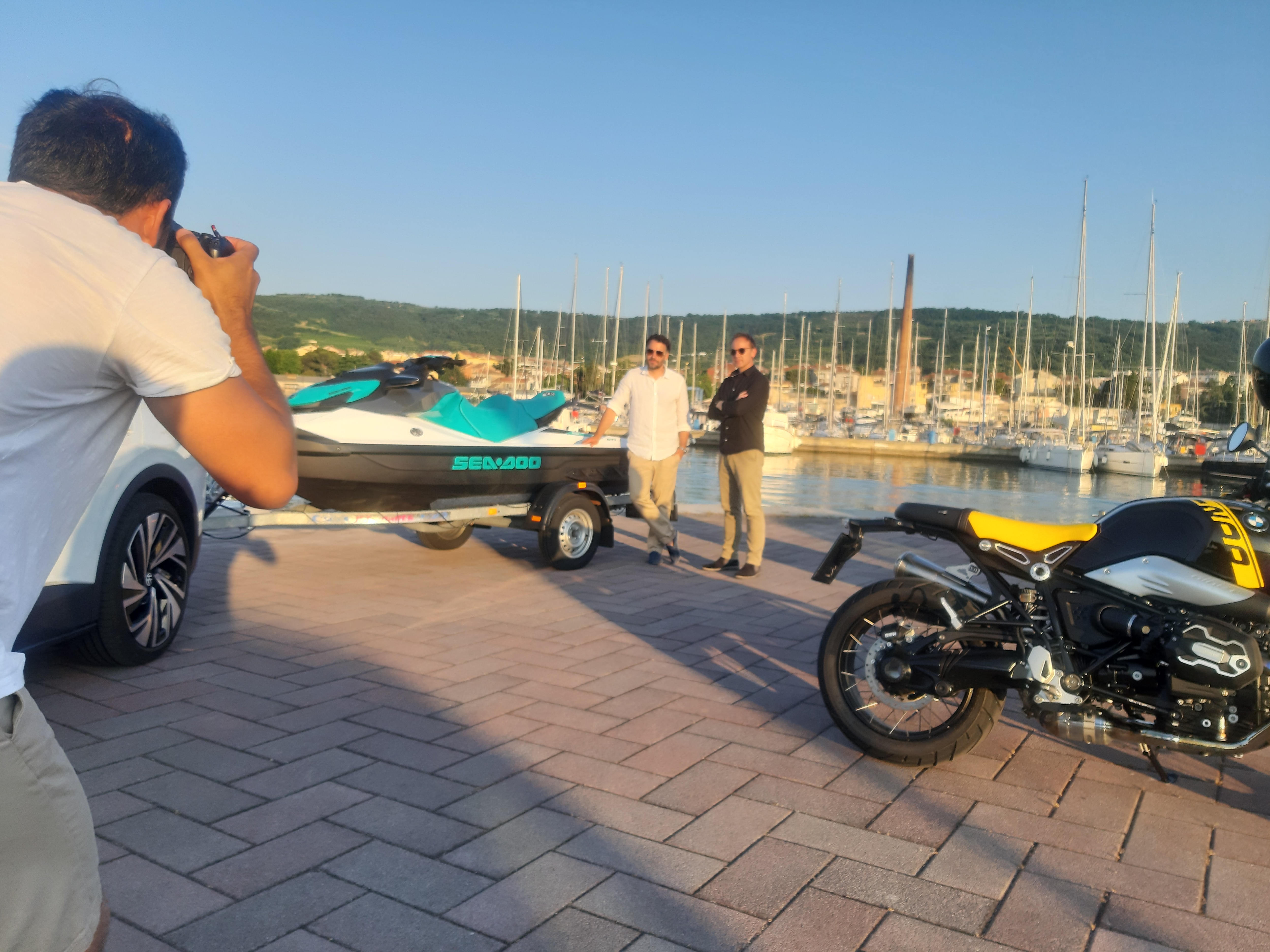 Vuča vodenog skutera Sea-Doo GTI s električnim automobilom 