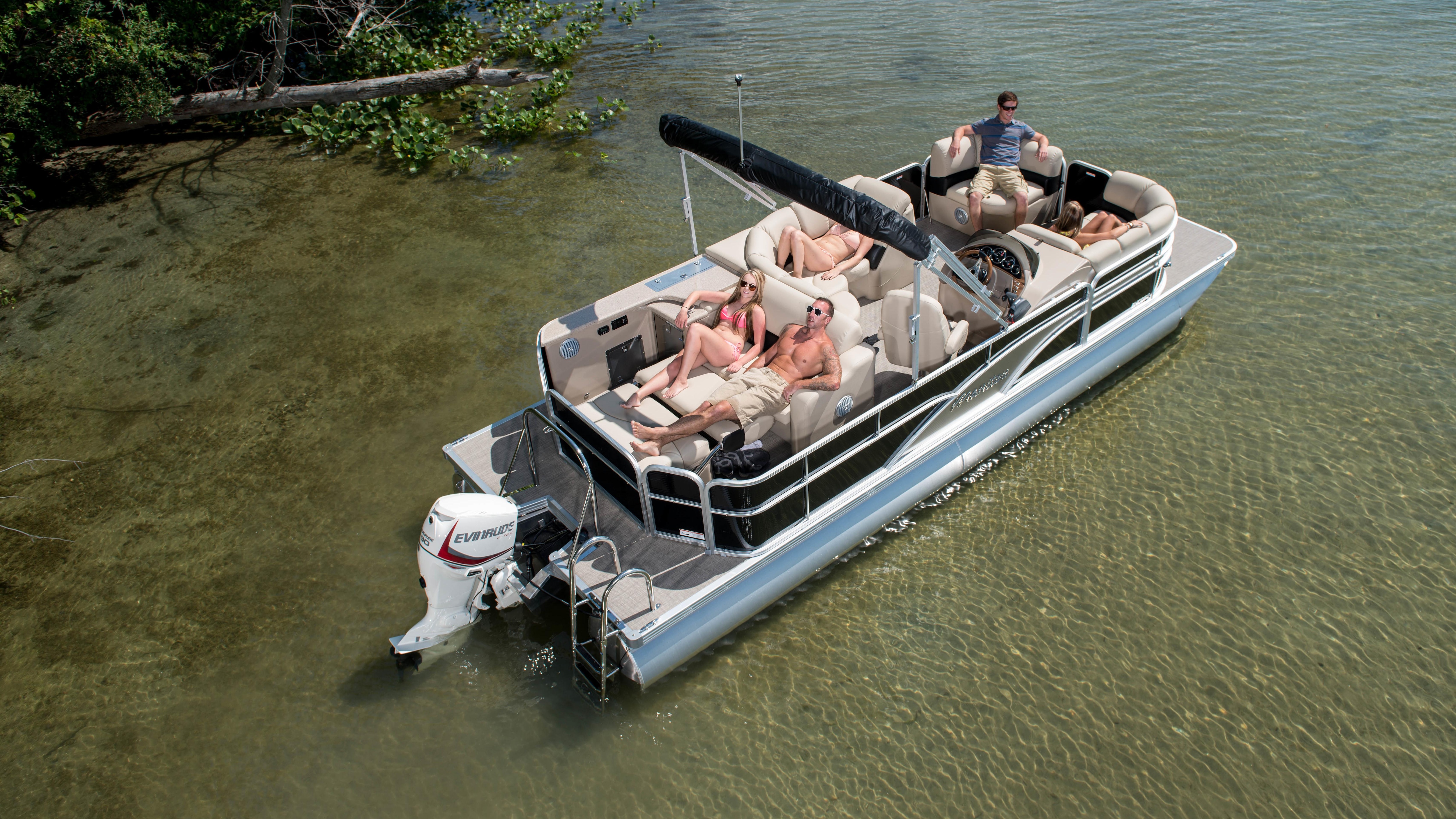 Grupa przyjaciół relaksujących się na łodzi z silnikiem Evinrude
