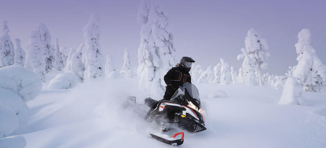 Muž zatáčející doleva svůj sněžný skútr Lynx 49 Ranger 