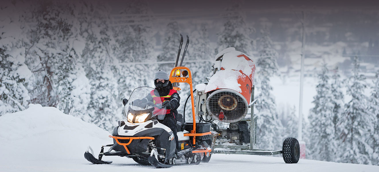 Čovek vozi Lynx motornu sanku za sneg