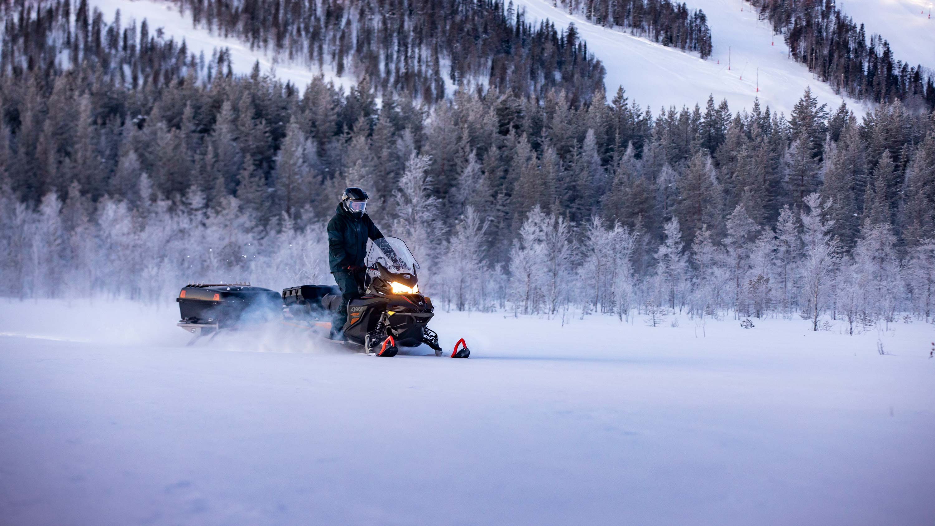 Makinë dëbore Lynx 49 Ranger Pro duke hipur në borë të thellë