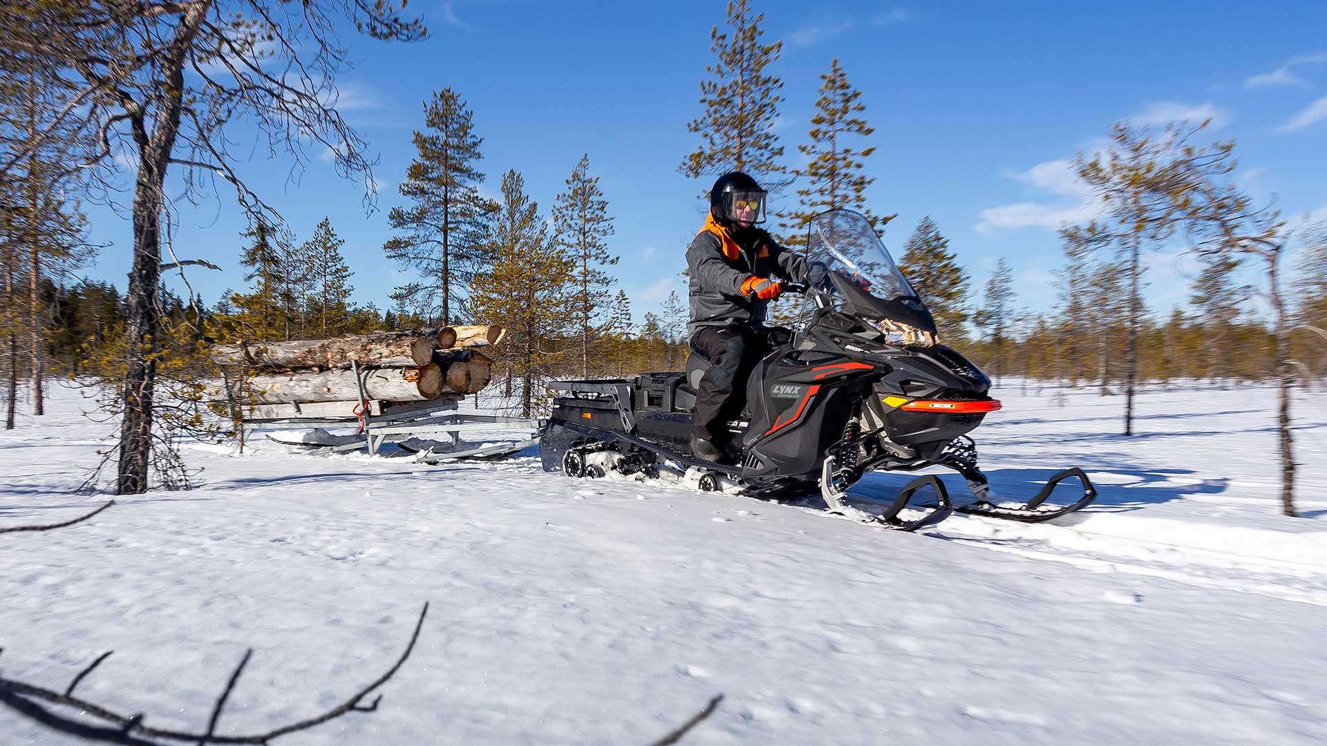 Makinë dëbore "Lynx Commander" hipur në pyll me dëborë