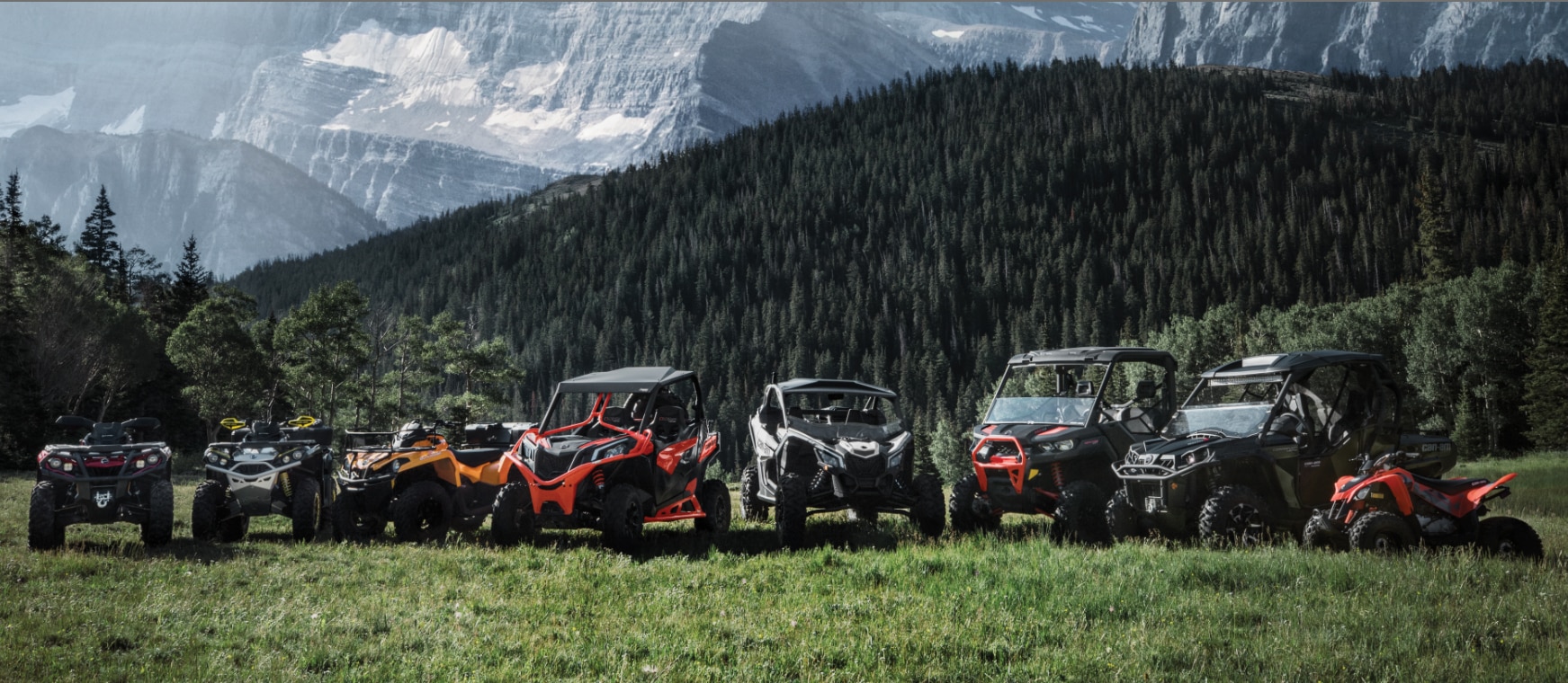 Can-Am Off-Road side-by-side og ATV lineup med udsigt til bjerge.