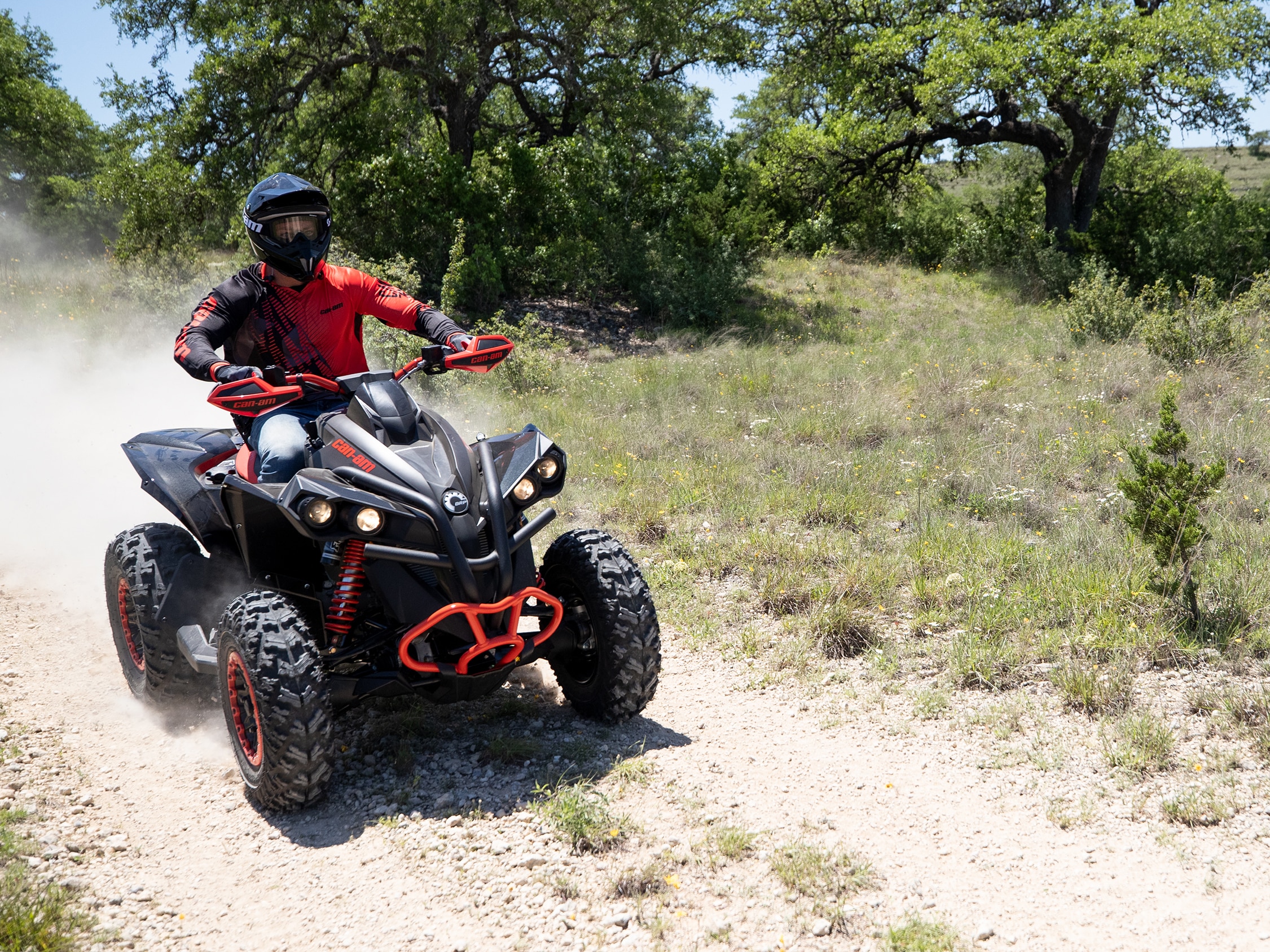  Žena vozi svoj Renegade ATV kroz otvoreno polje