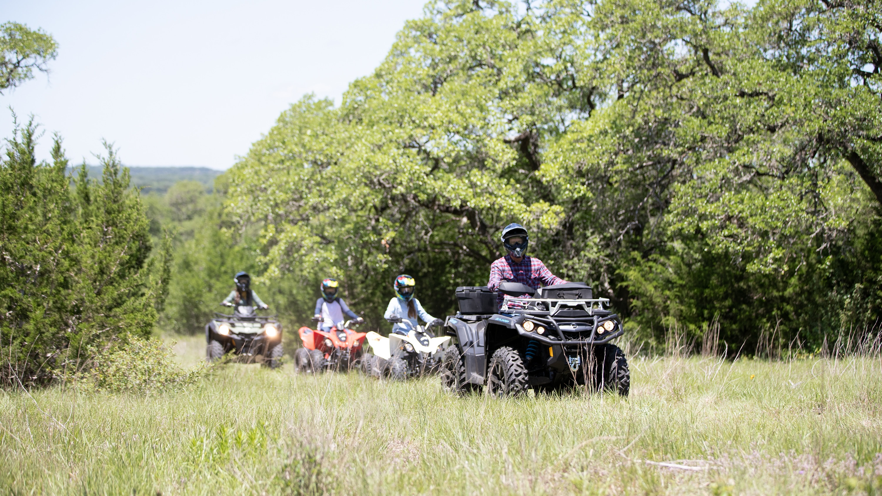  Porodica koja vozi svoj ATV u šumi