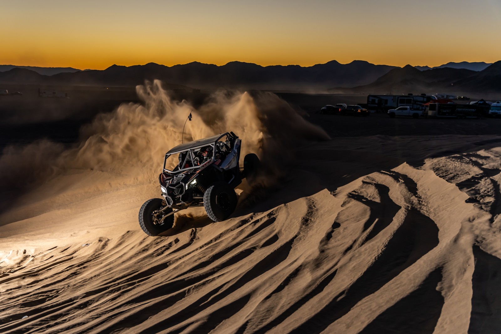 Човек вози Maverick X RS на песок