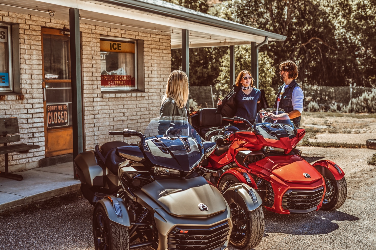 Three friends with their Spyder F3 next to a convenience store