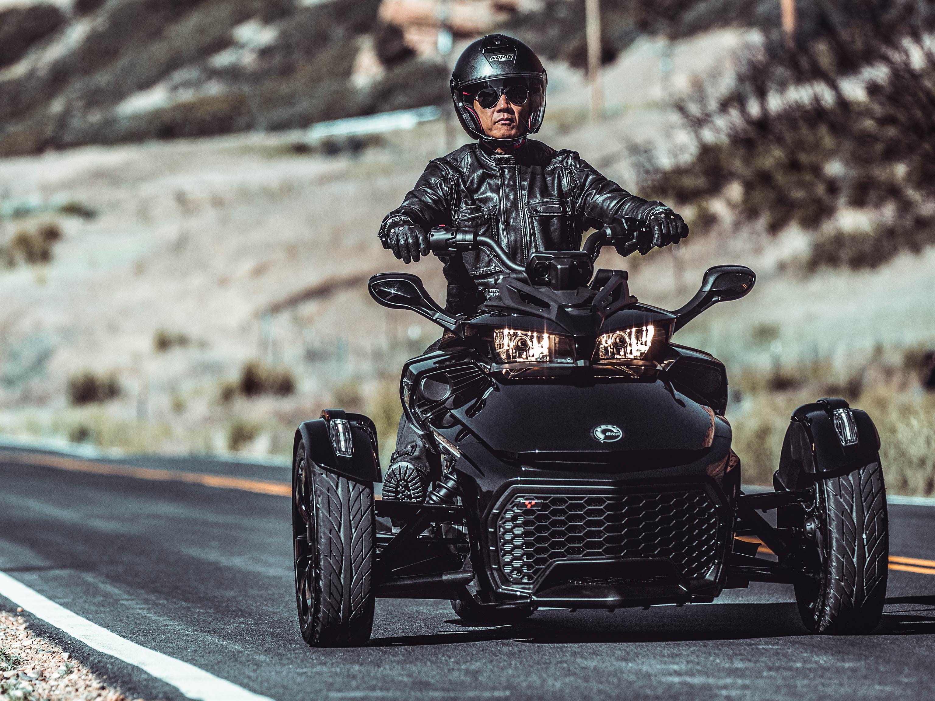 Egy férfi utazik Can-Am Spyder motorral a sivatagi úton