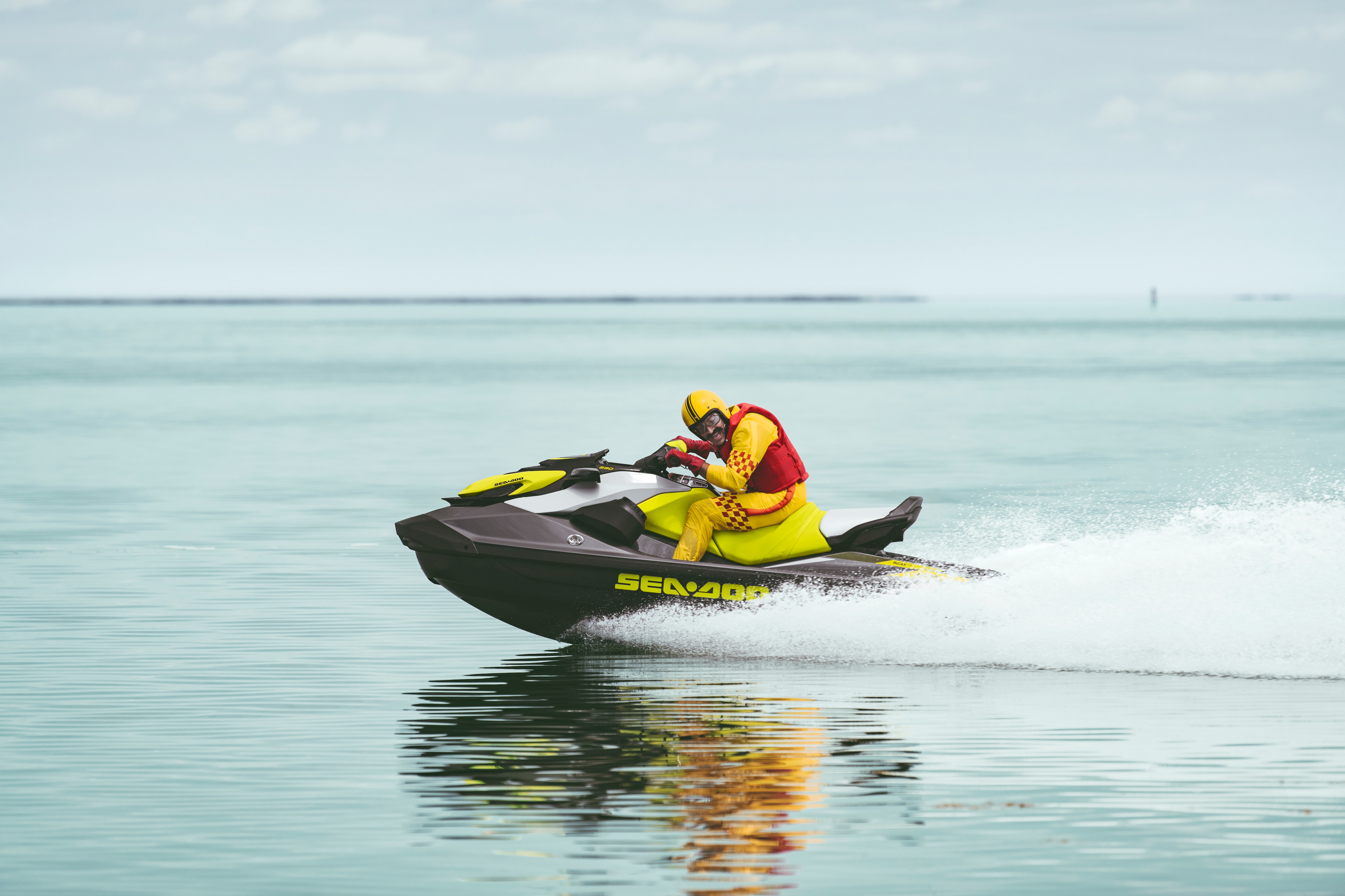 Мъж с мустаци кара воден джет Sea-Doo GTR 2020