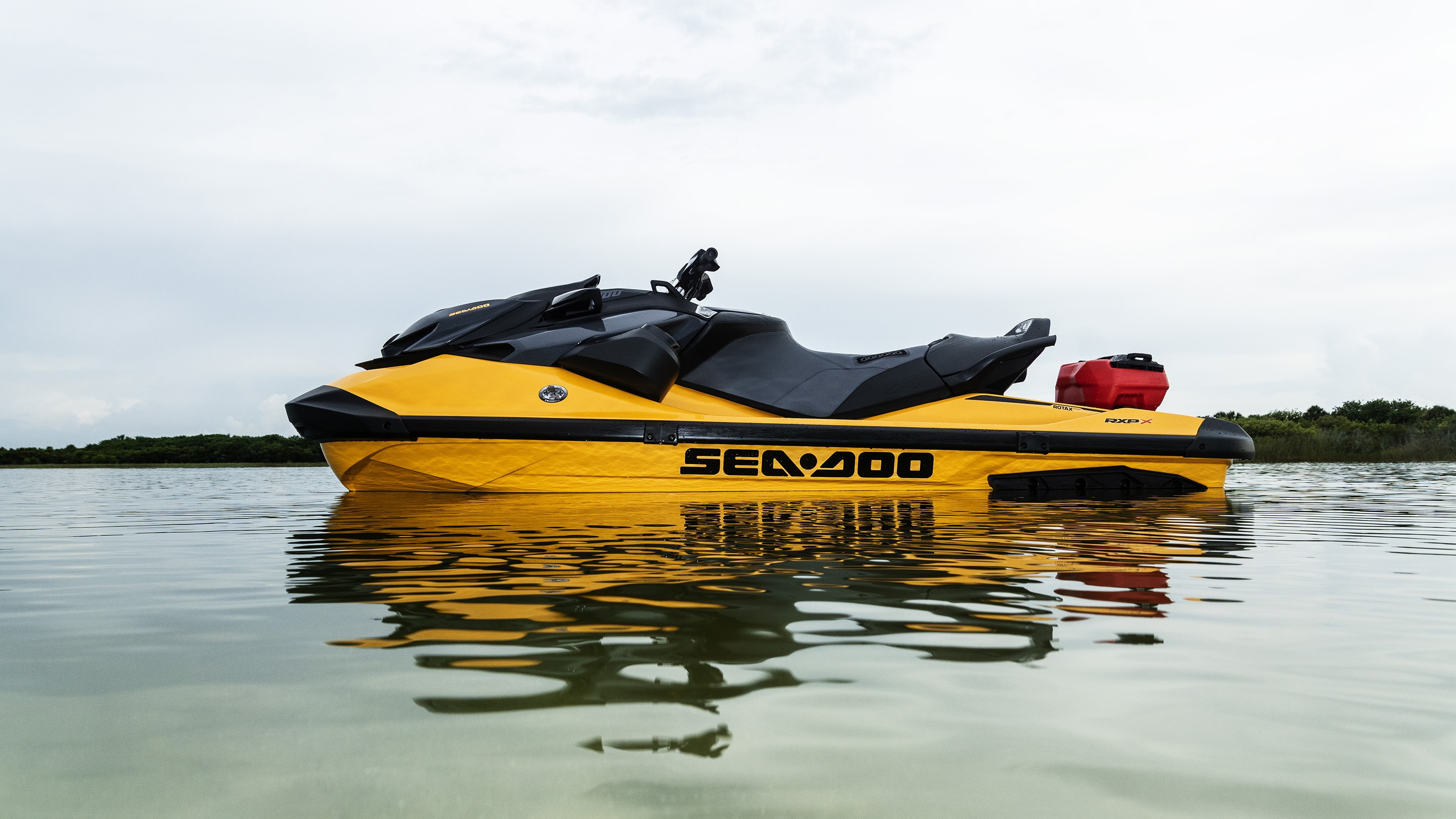 Sea-Doo RXT-X parkiran v vodi