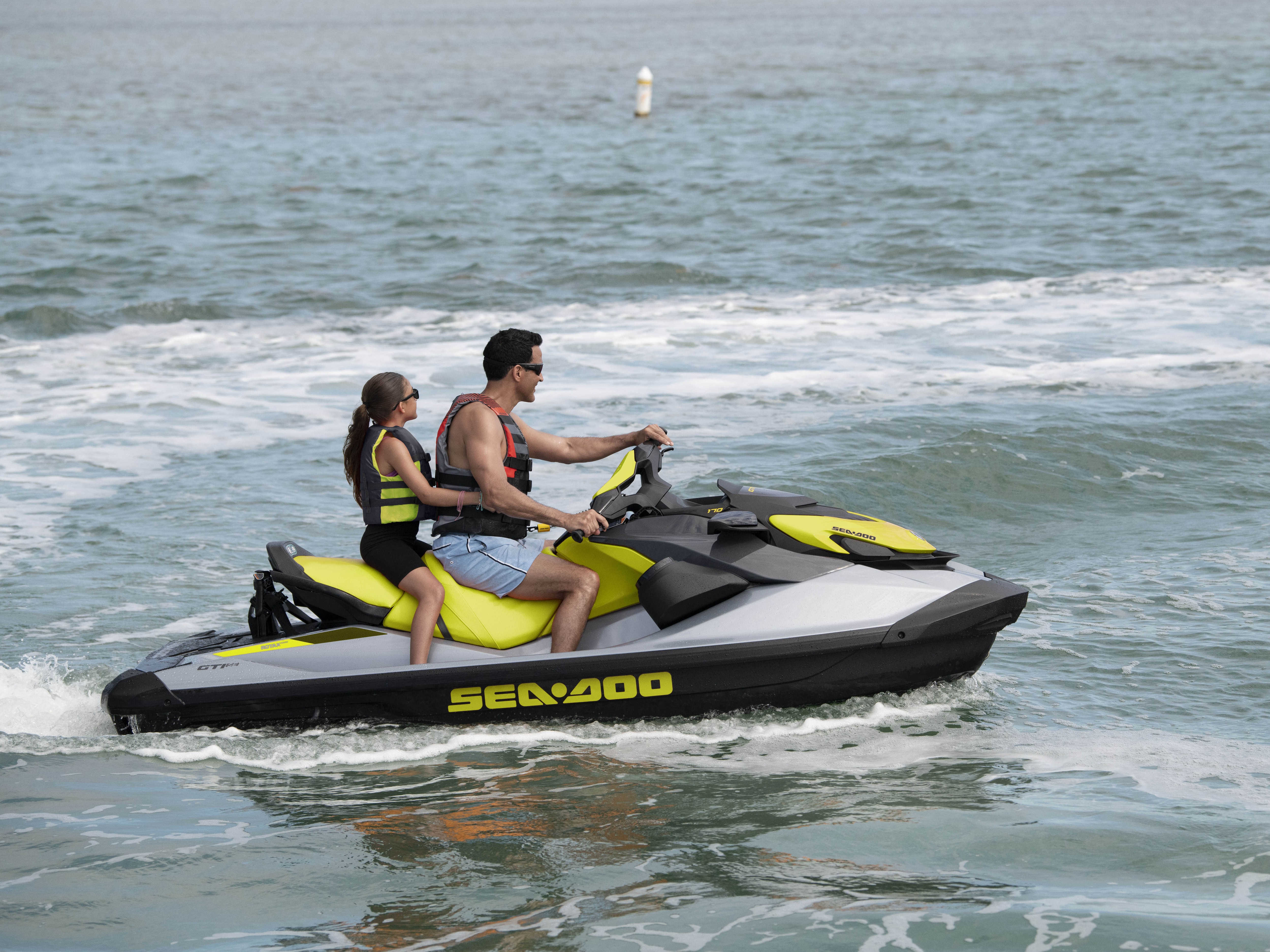 Çifti duke hipur në një Sea-Doo GTI SE