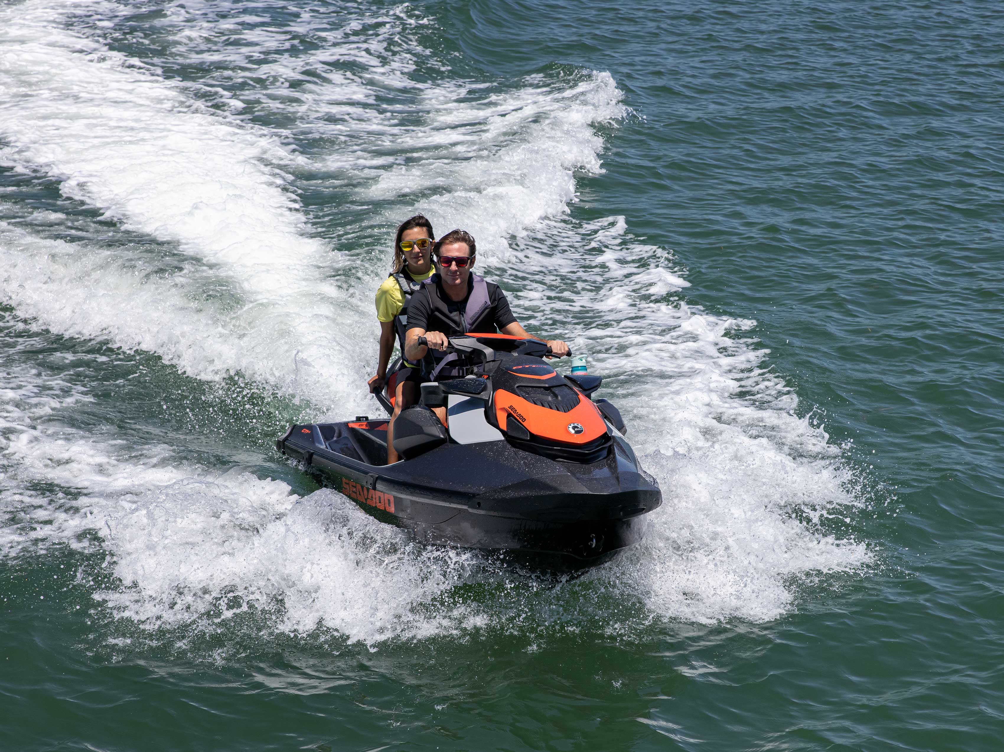 Par uživa u vožnji na svom Sea-Doo GTI SE