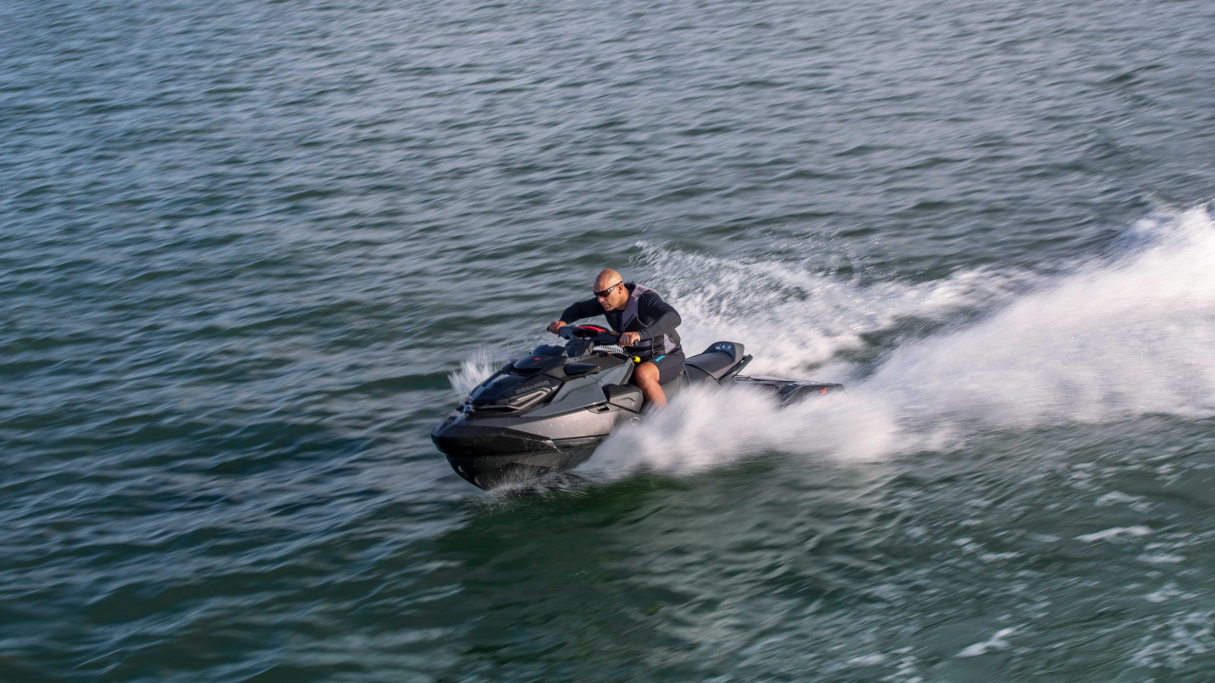 Burri duke hipur me shpejtësi në Sea-Doo RXP-X të tij 2022