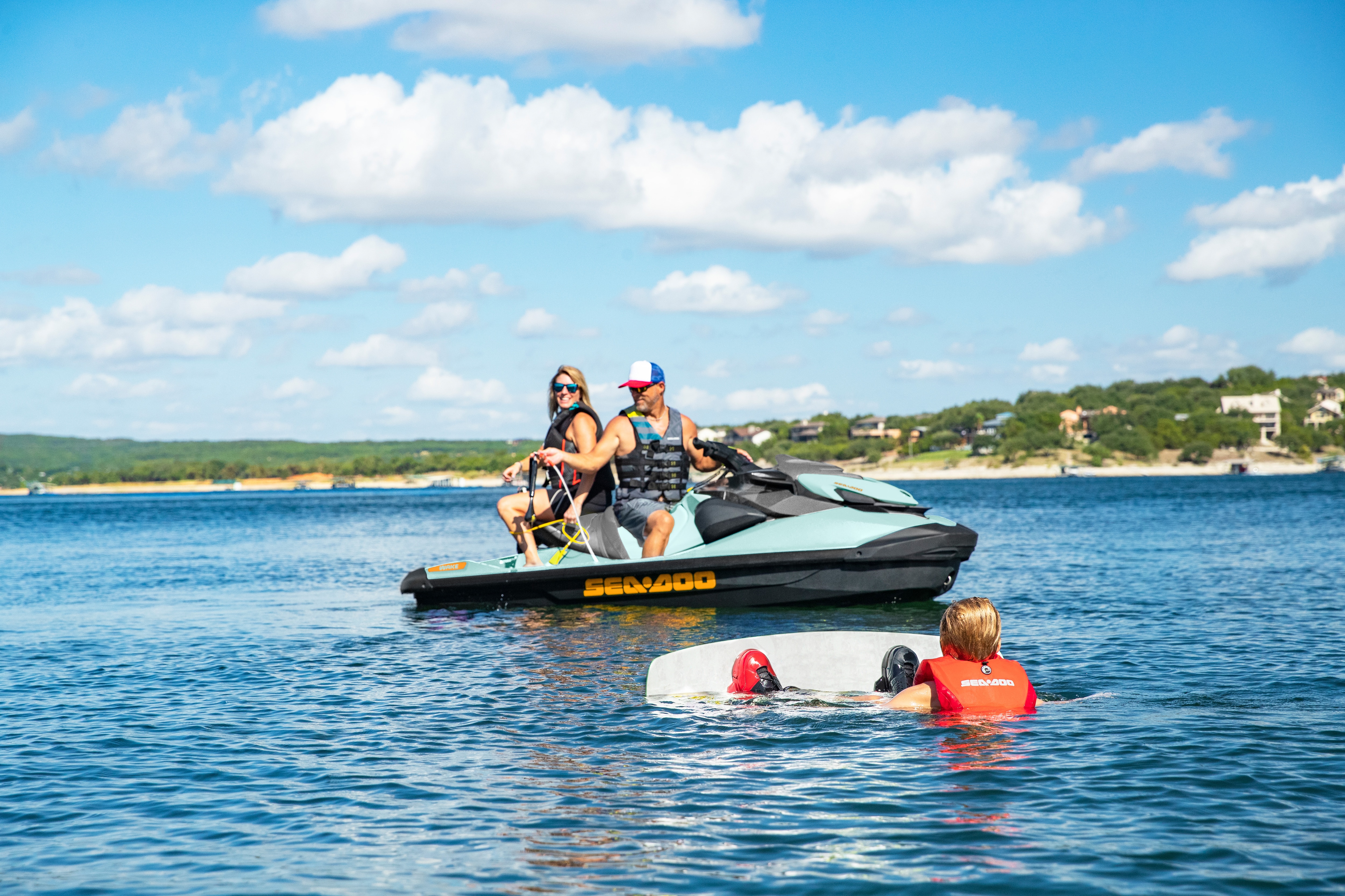 Familja përgatit një udhëtim me wakeboard me Sea-Doo Wake Pro