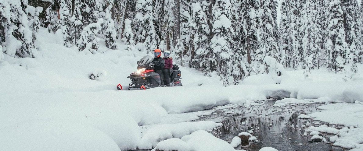 Par koji vozi ekspediciju u blizini smrznutog izvora vode