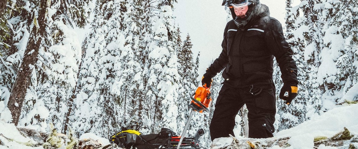  Čovjek koji je držao motornu pilu u blizini svoje ekspedicije Ski-Doo