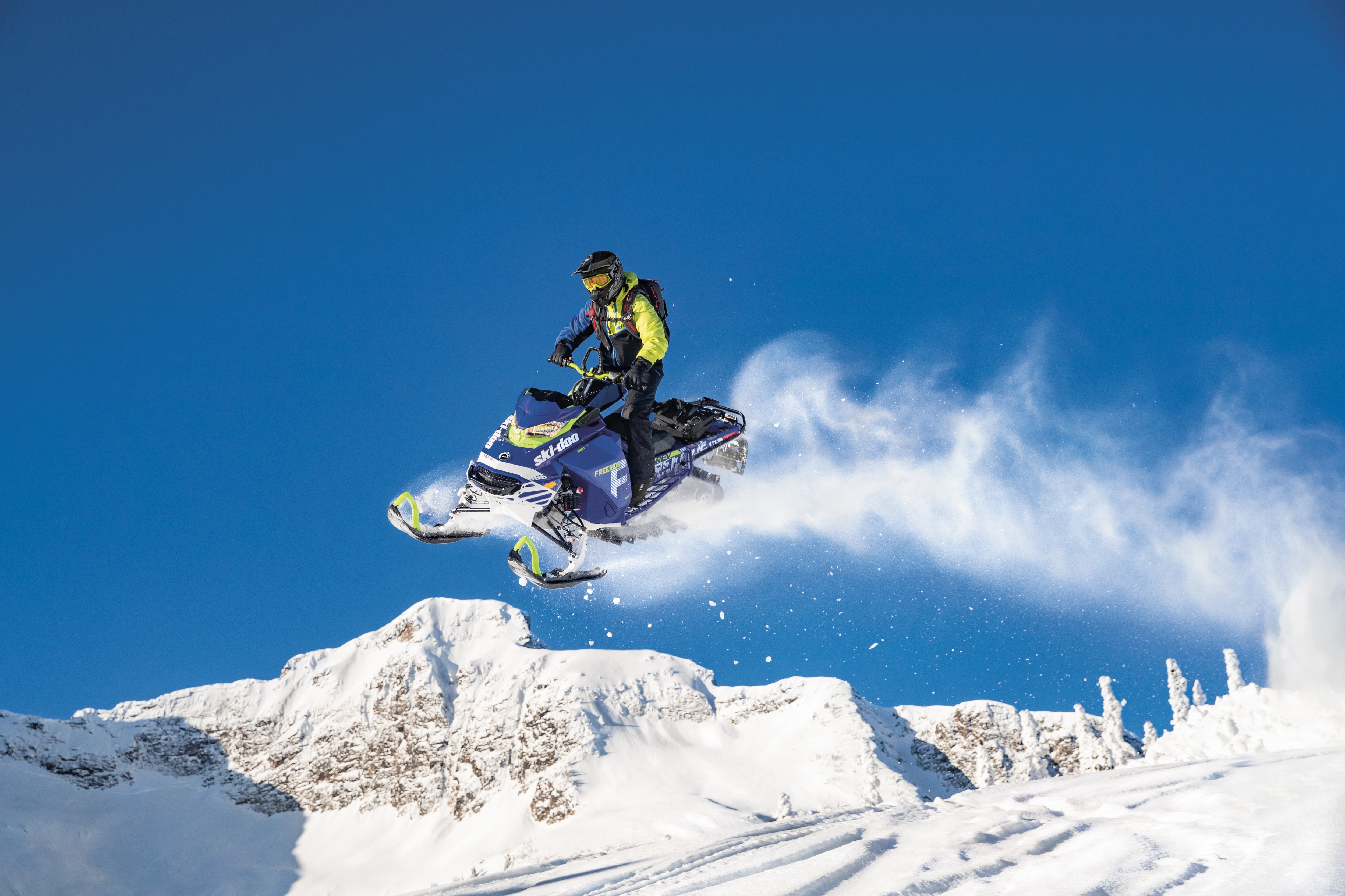 Njeri duke bërë një ajër të madh me motor dëbore me Ski-Doo Freeride e tij