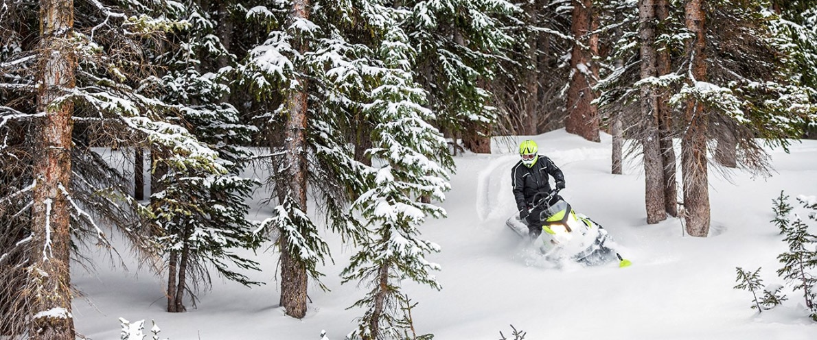  Čovjek koji ide svojom malom snježnom stazom sa svojom Ski-Doo Tundrom