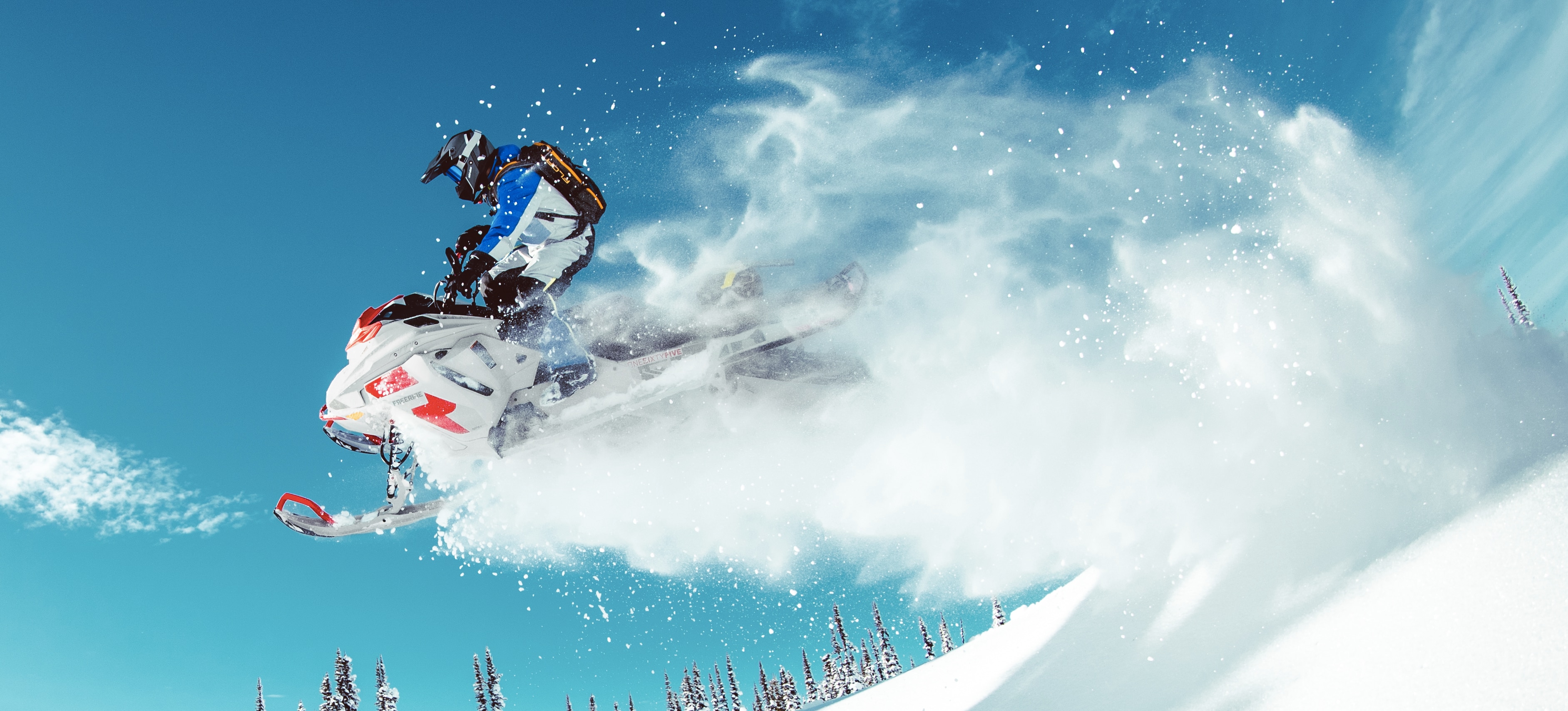 Homme faisant un grand air avec son Ski-Doo 2021 Freeride