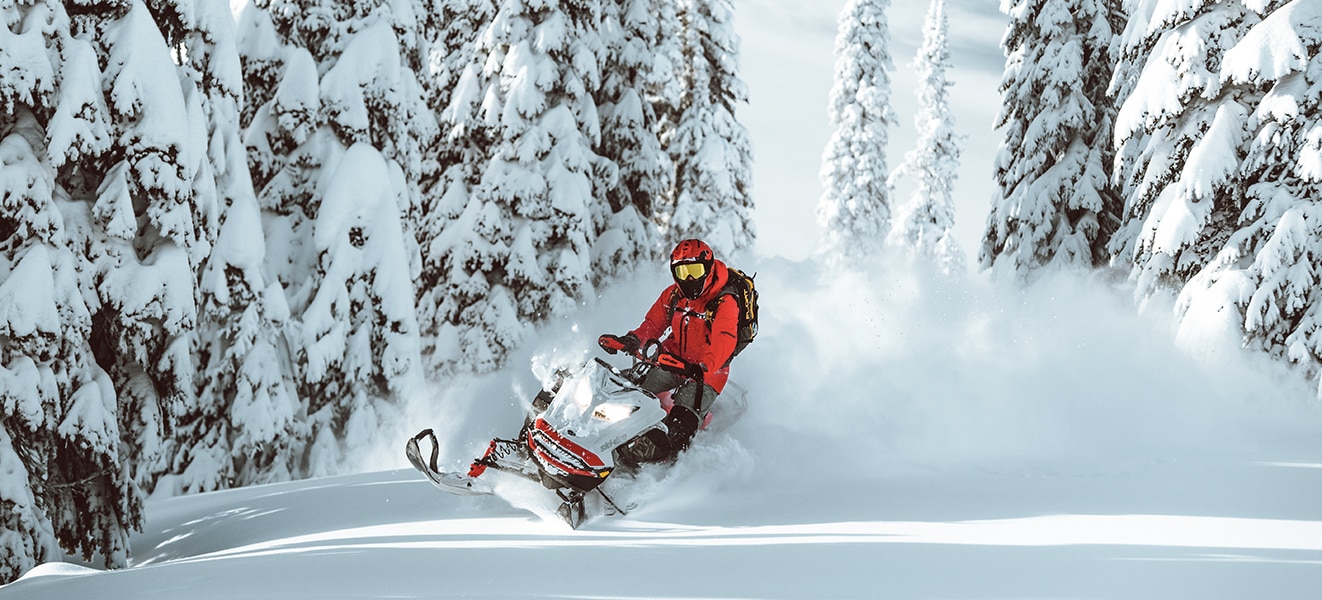 Čovjek skače u zrak sa svojim motornim sanjkama Ski-Doo