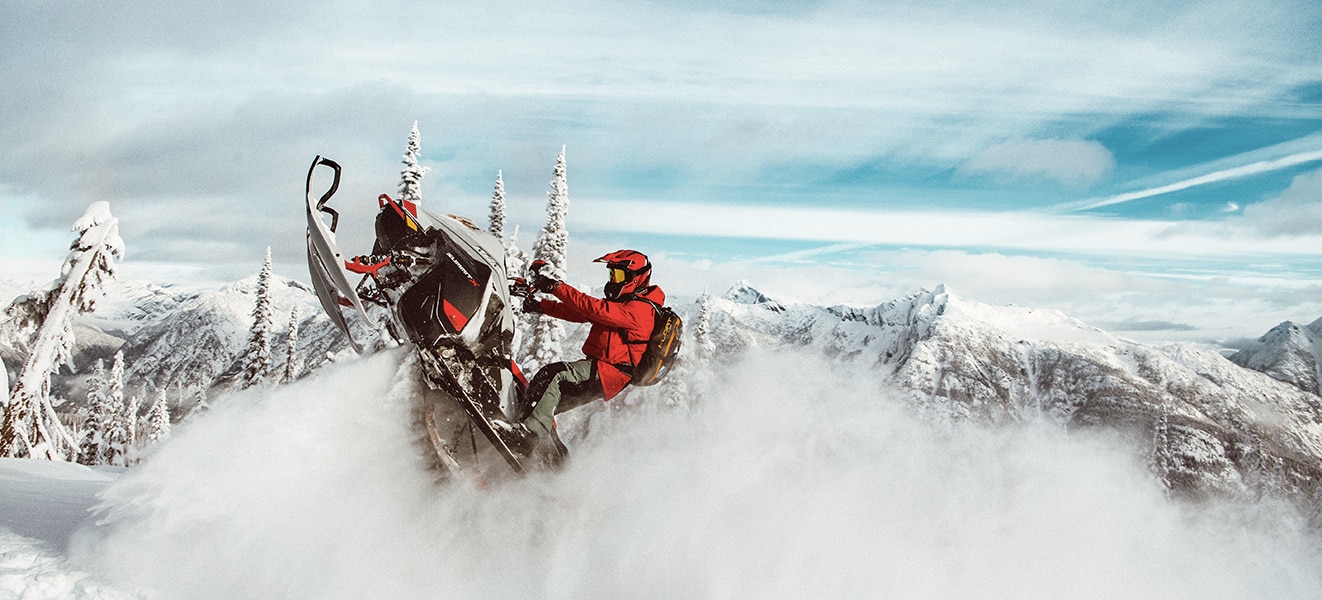 Homme sautant dans la neige avec son sommet Ski-Doo 2021