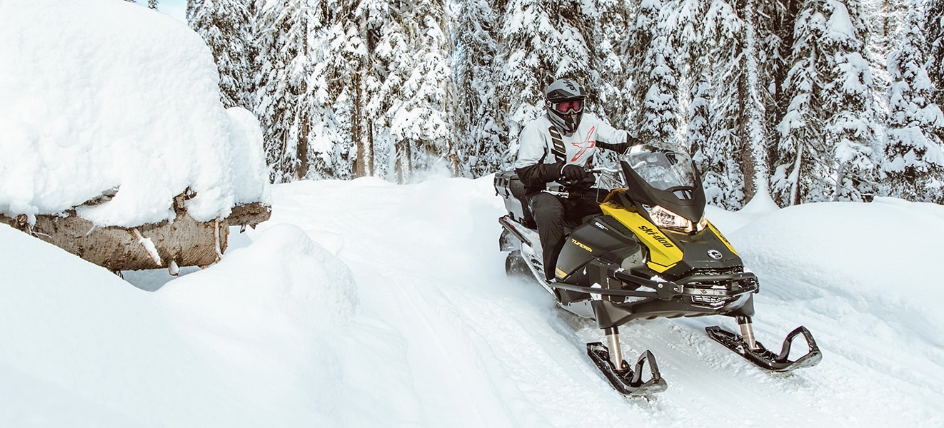 Muško se vozi sa snježnim sankama Ski-Doo Tundra