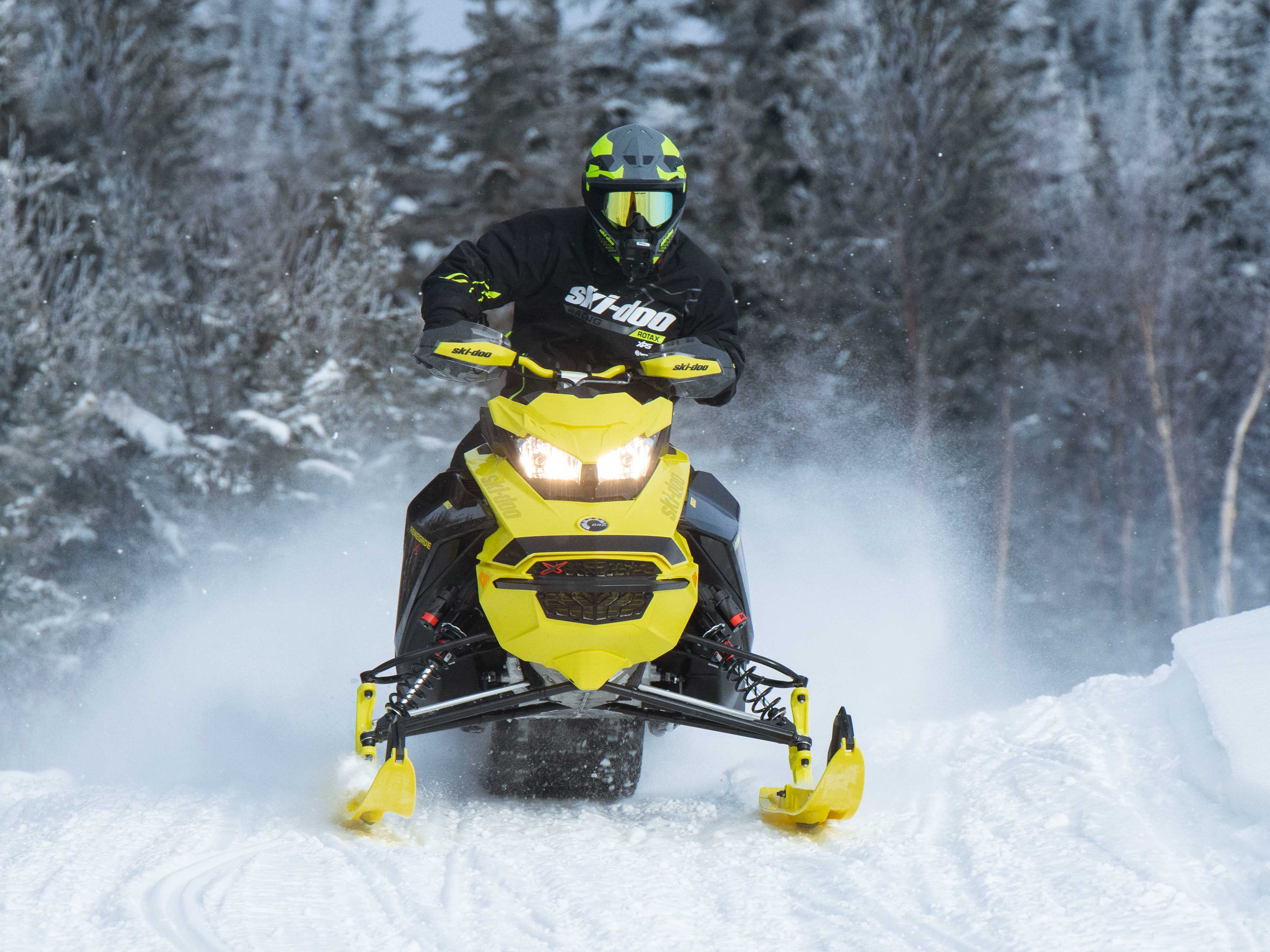 2022 Ski-Doo Renegade në një shteg makinash dëbore