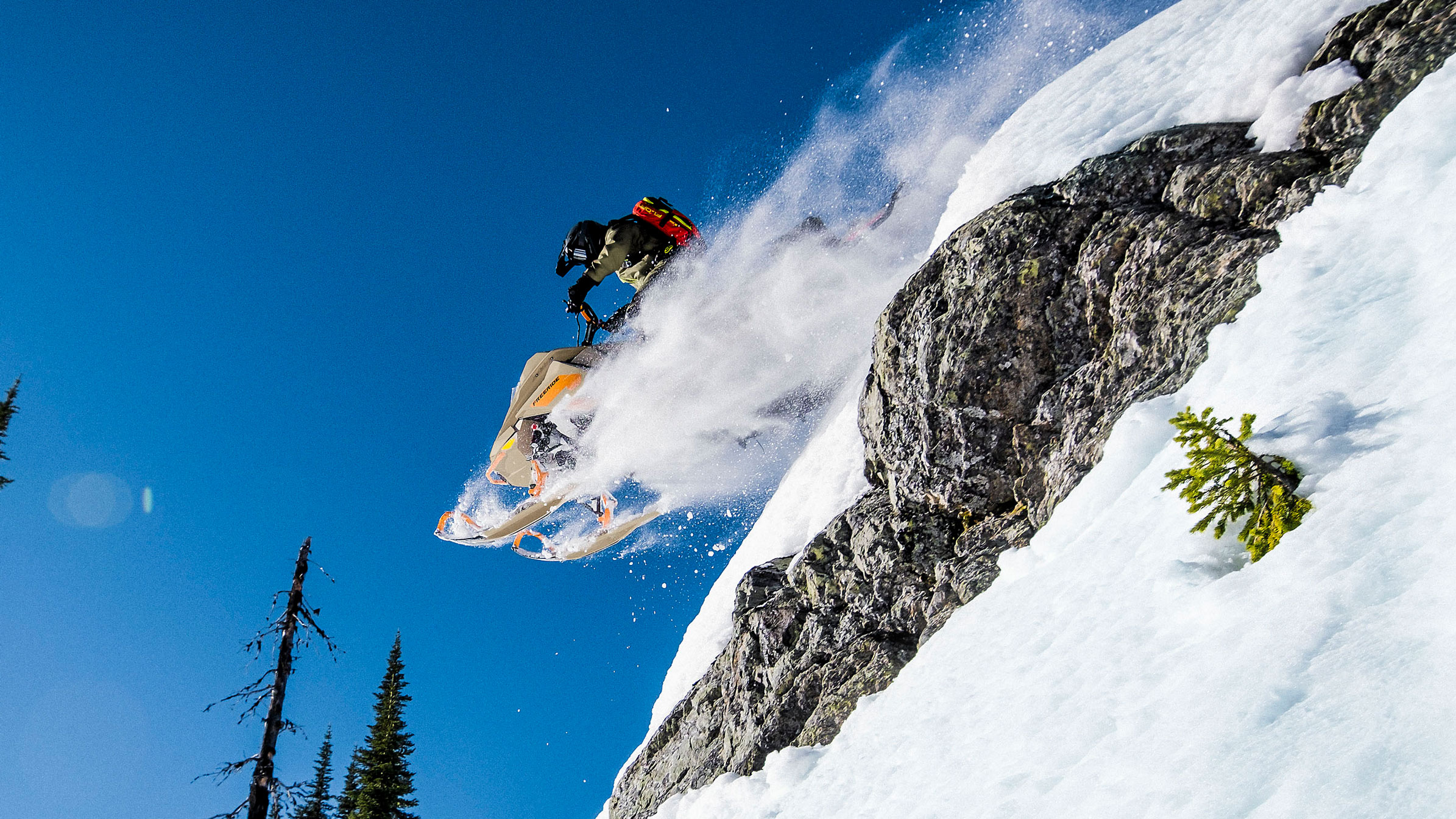 2022 Ski-Doo Freeride skačejo v globokem snegu