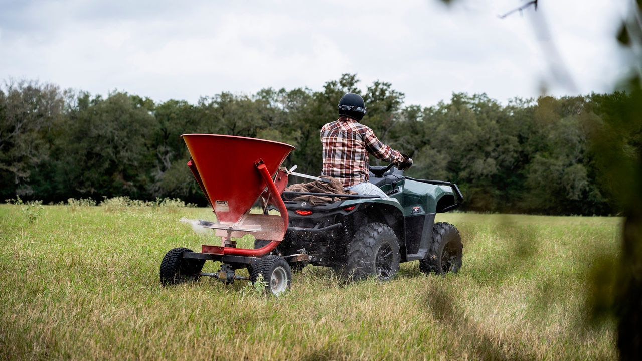 Poljoprivrednik koji koristi svoj Can-Am Outlander PRO XU za sijanje svoje njive sa značajkom ograničenja brzine.