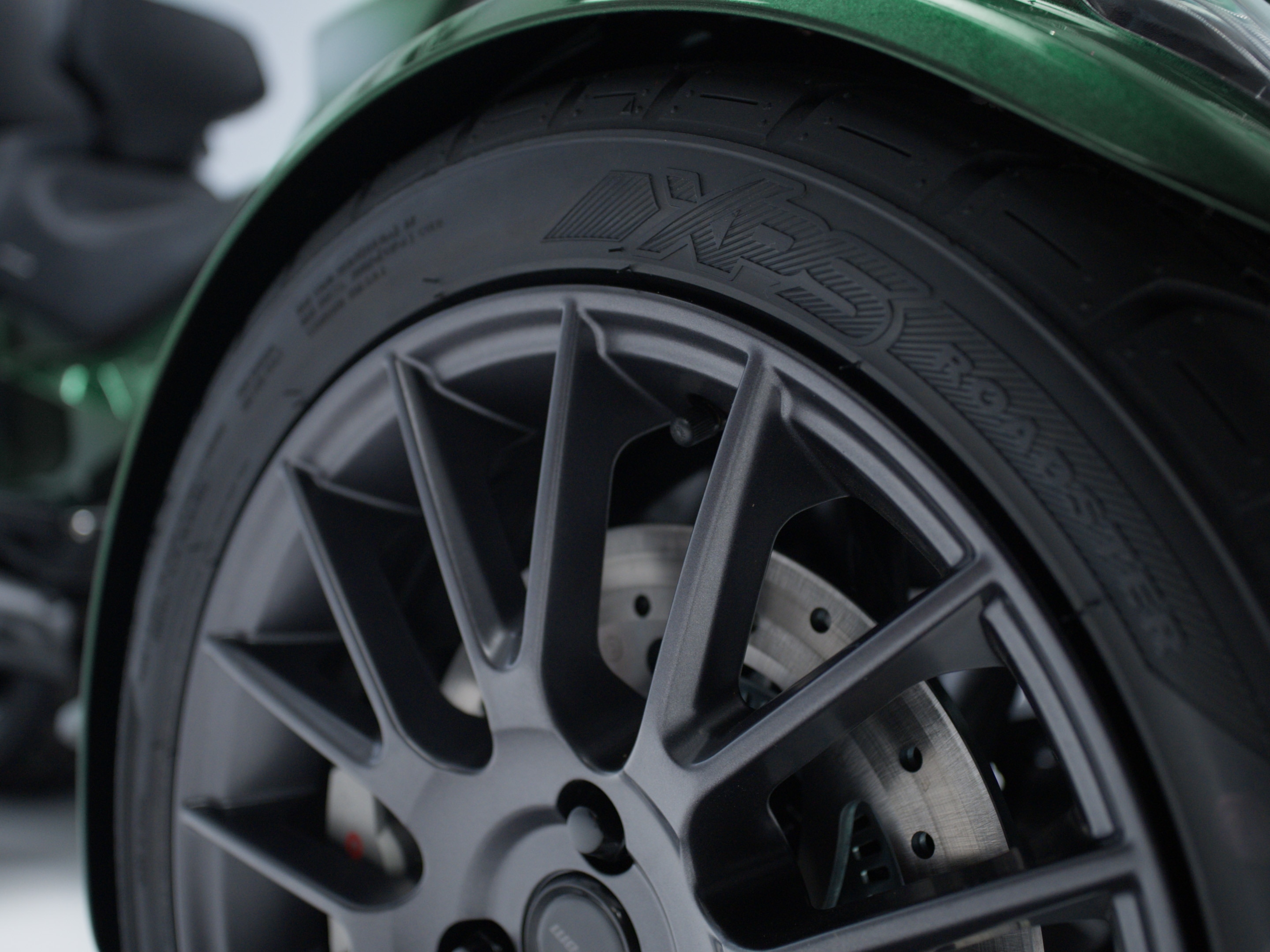 Close-up of XPS roadster tires, more durable than before, designed for your Can-Am Spyder F3