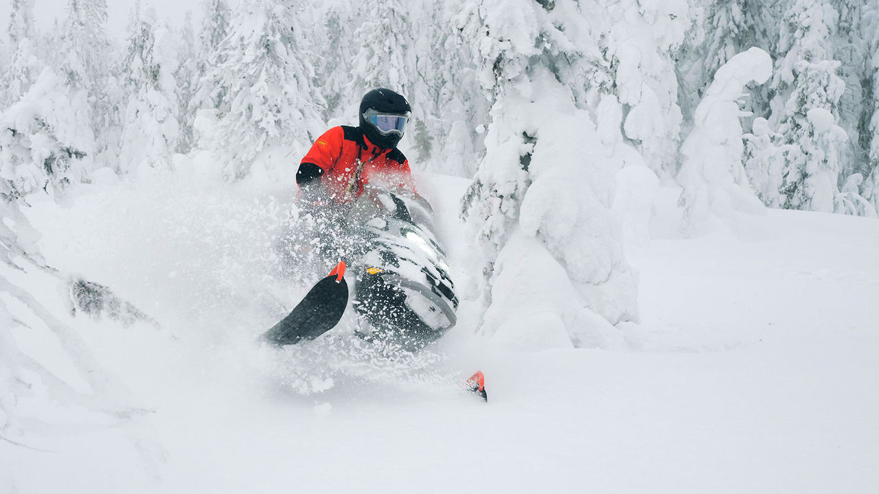 49 Ranger PRO snežný skúter zatáča v hlbokom snehu