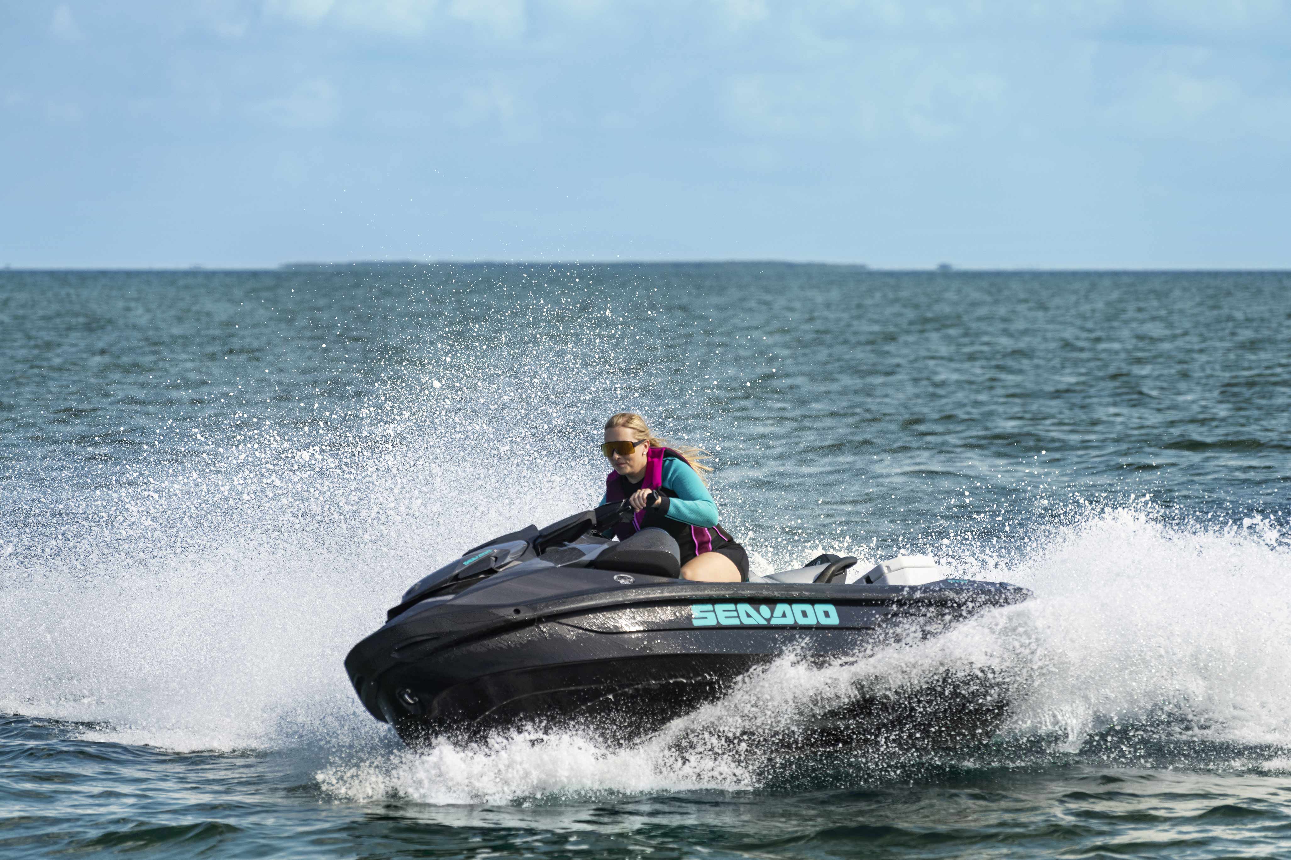 Ženska, ki vozi osebno plovilo Sea-Doo GTR performance
