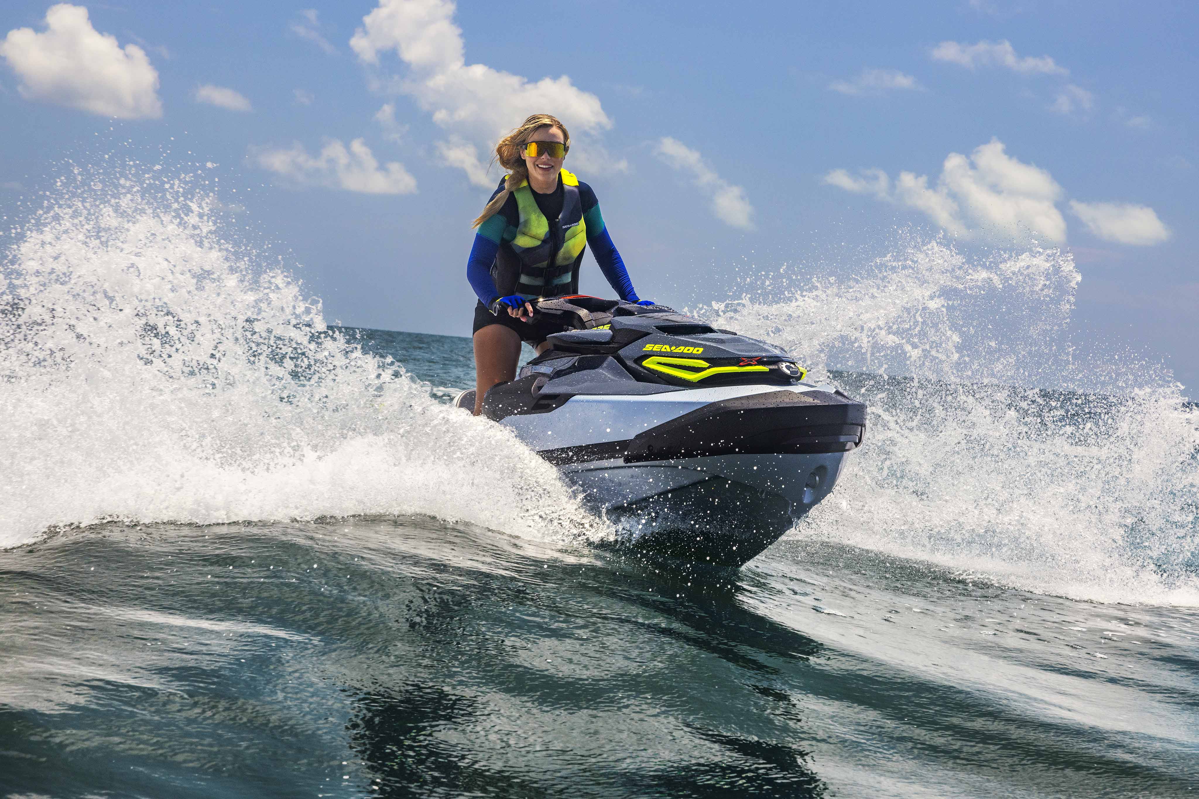 Žena jazdí na vodnom skútri Sea-Doo RXT-X performance