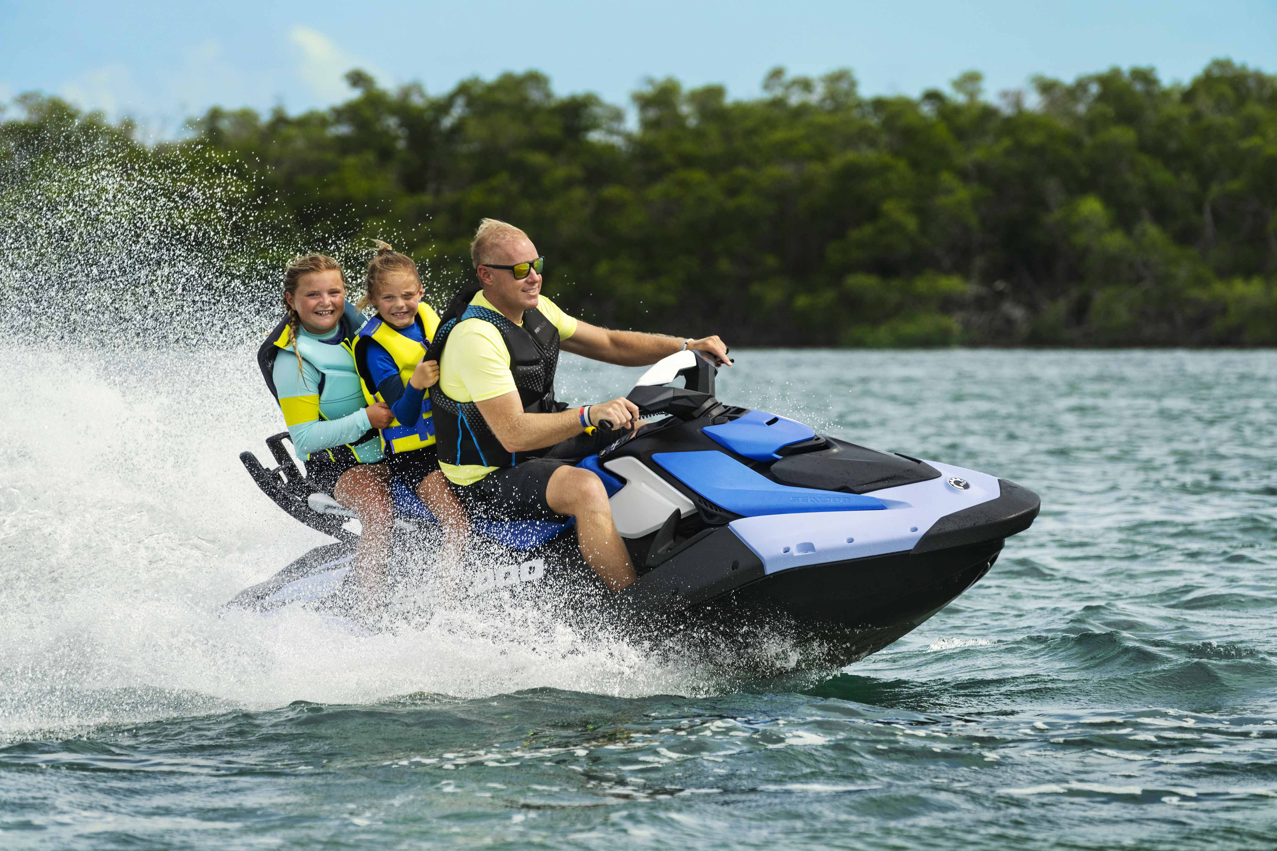 Oče in njegovi hčerki uživata v vožnji z osebnim vodnim plovilom Sea-Doo Spark