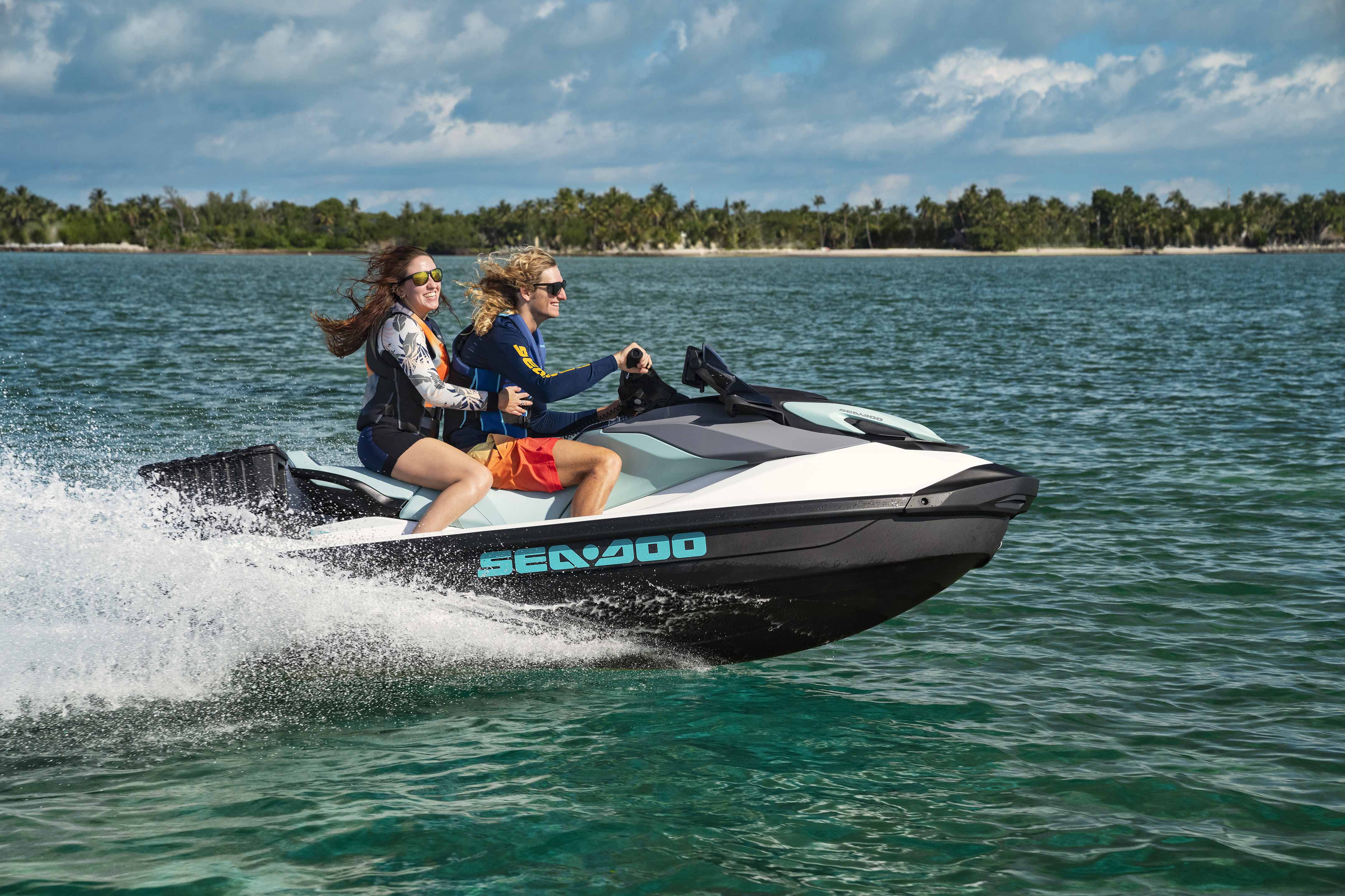 To kvinder, der kører på en Sea-Doo GTI 130 vandscooter