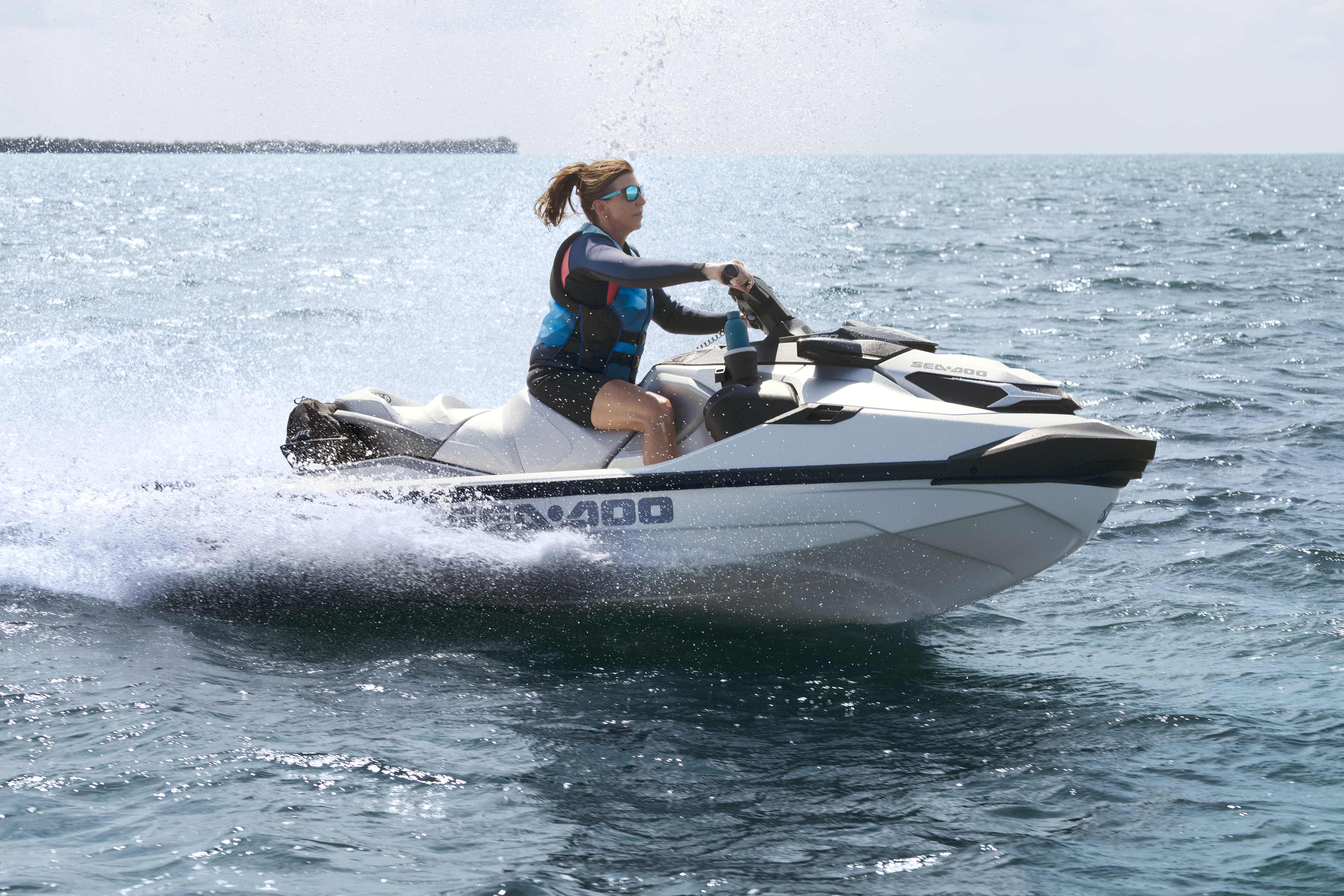 Kvinde, der kører på et 2024 Sea-Doo GTX Limited vandscooter