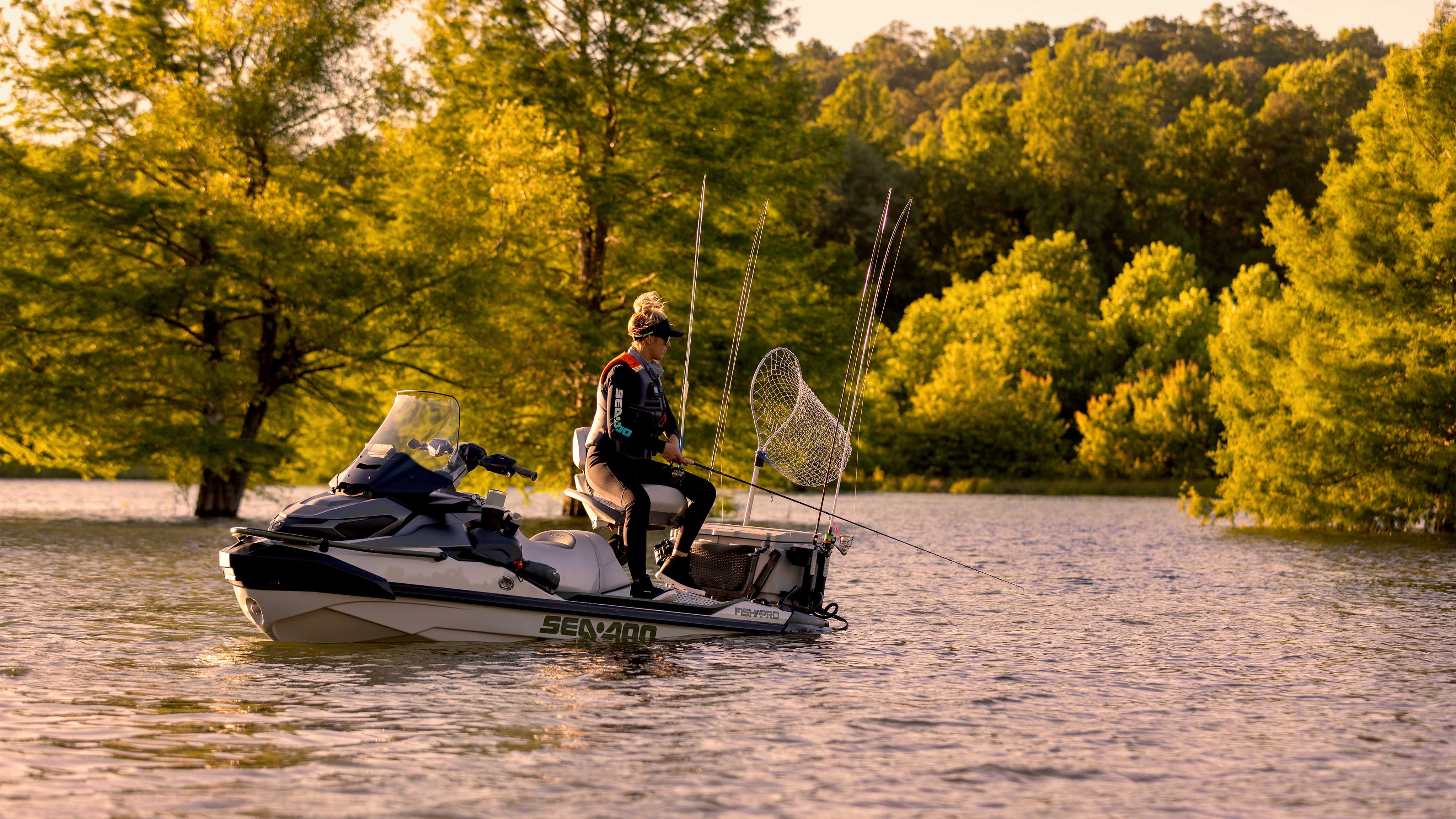 Žena chytá ryby na Sea-Doo Fishpro Apex 300