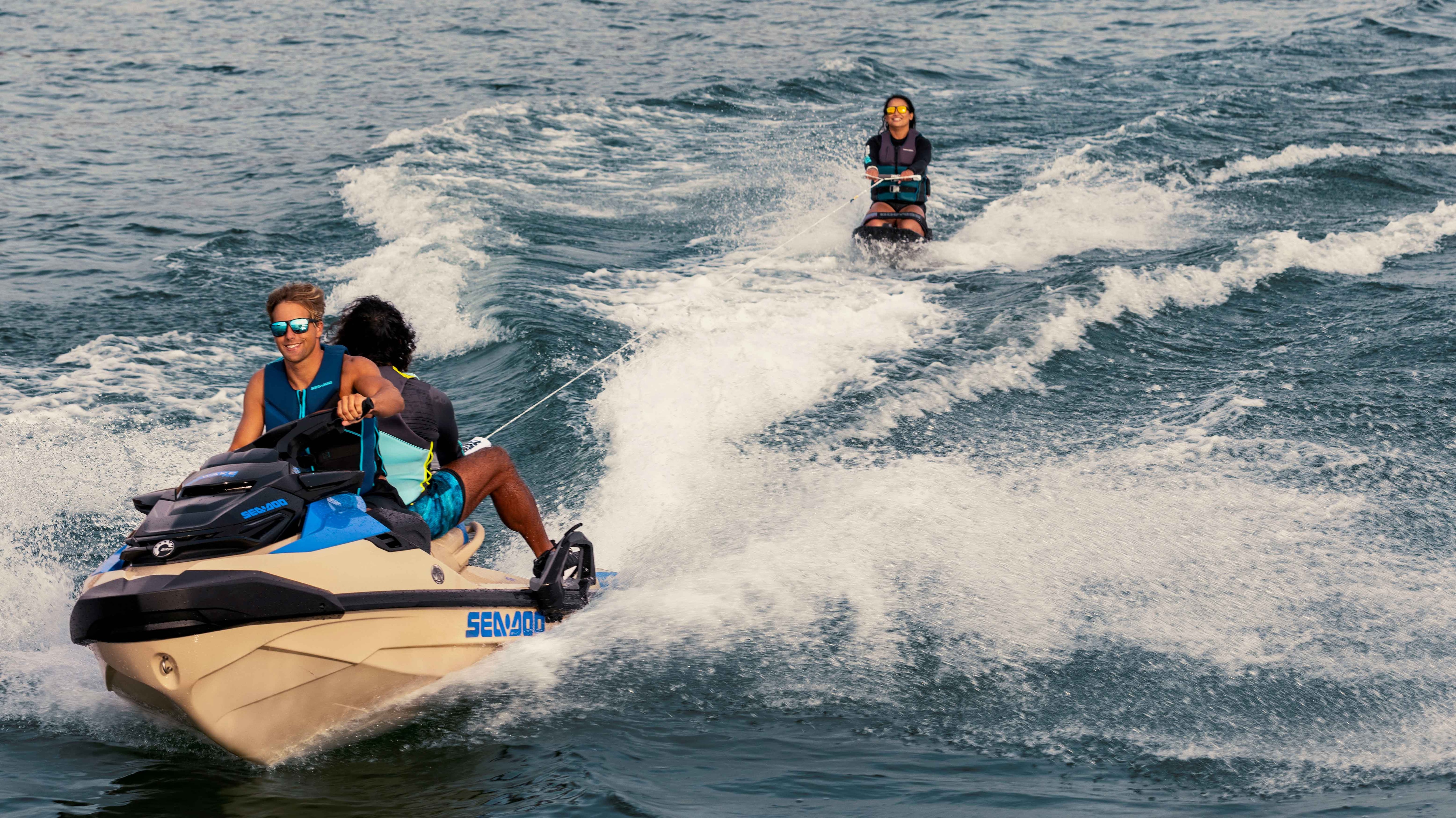 Traja kamoši sa zabávajú pri jazde na Sea-Doo Wake Pro