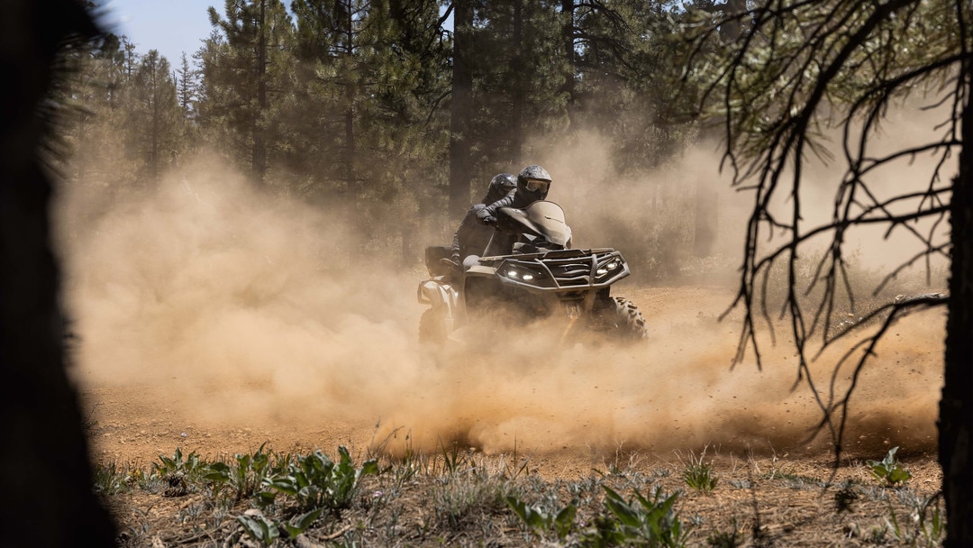 Outlander MAX XT 850 kicks up dust