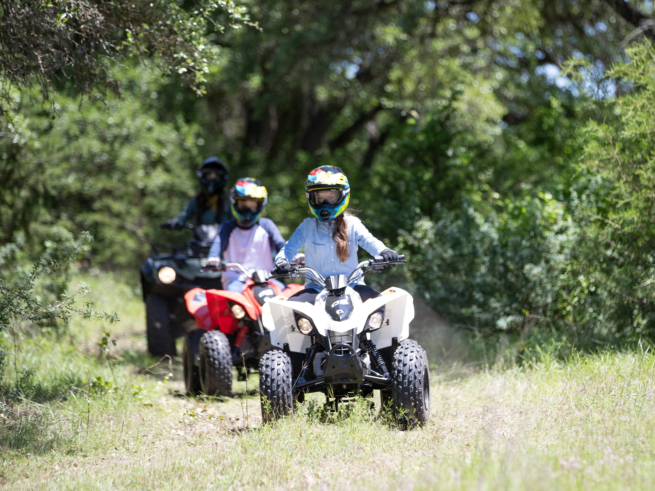 Troje dzieci jeżdżących na pojazdach Can-Am Off-Road DS ATV