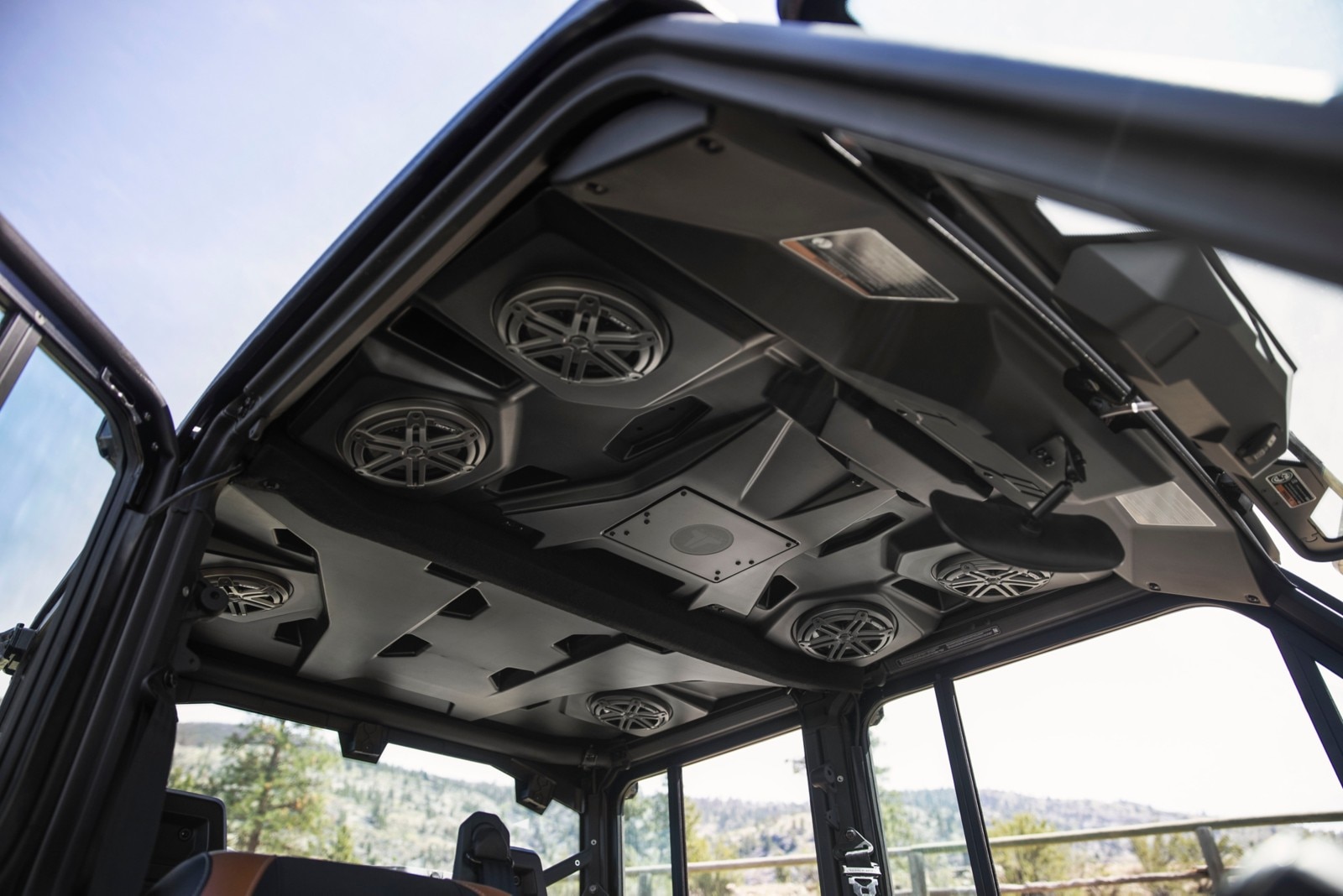 Nowy dach audio Can-Am Traxter w modelu Lone Star CAB, z 6 głośnikami