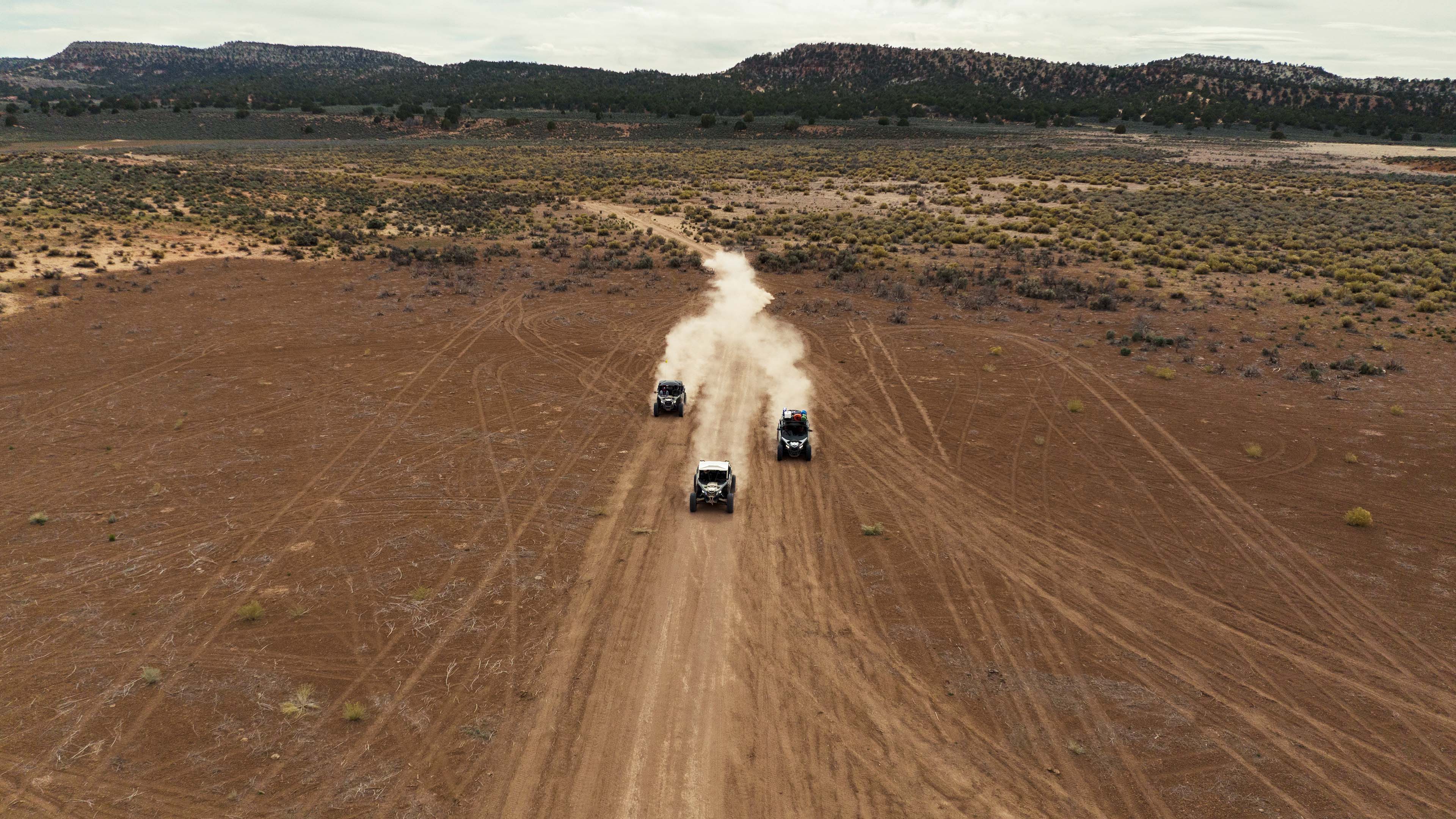 Τρία οχήματα Can-Am Off-Road σε χωματόδρομο